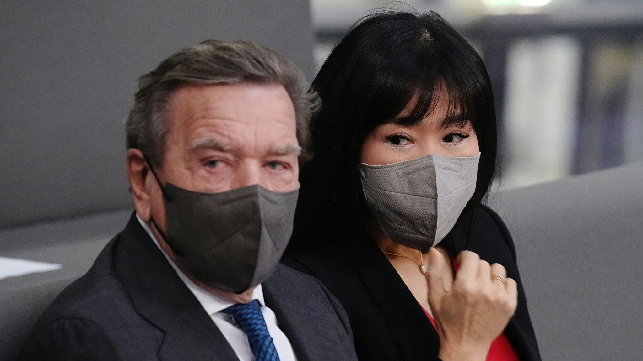 Gerhard Schröder (SPD), Bundeskanzler a.D., und seine Frau So-yeon Schröder-Kim im Bundestag. Foto: dpa/Nietfeld