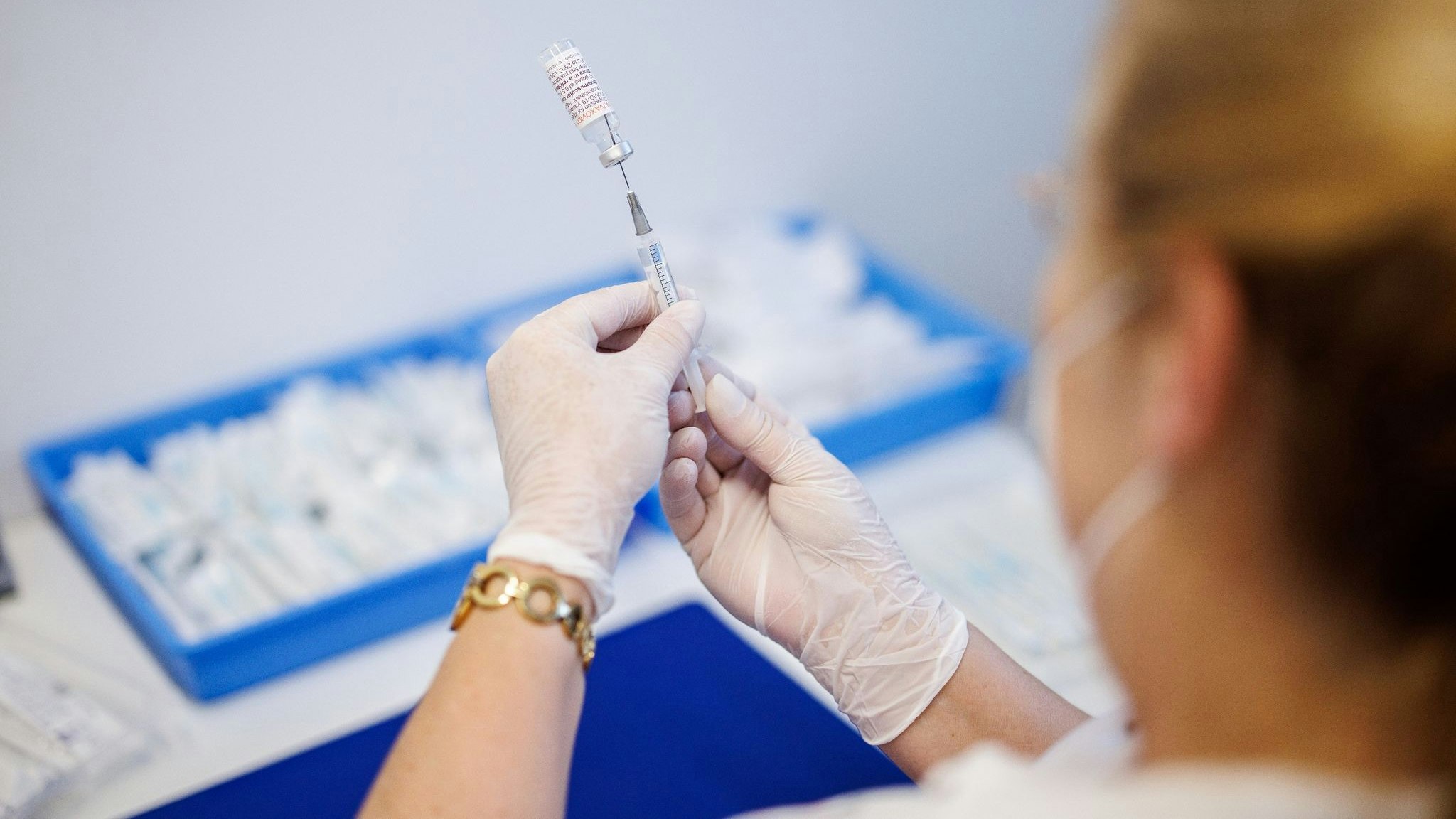 Eine Krankenschwester zieht im Impfzentrum Freising den Impfstoff Nuvaxovid auf eine Spritze auf. Foto: dpa/Balk