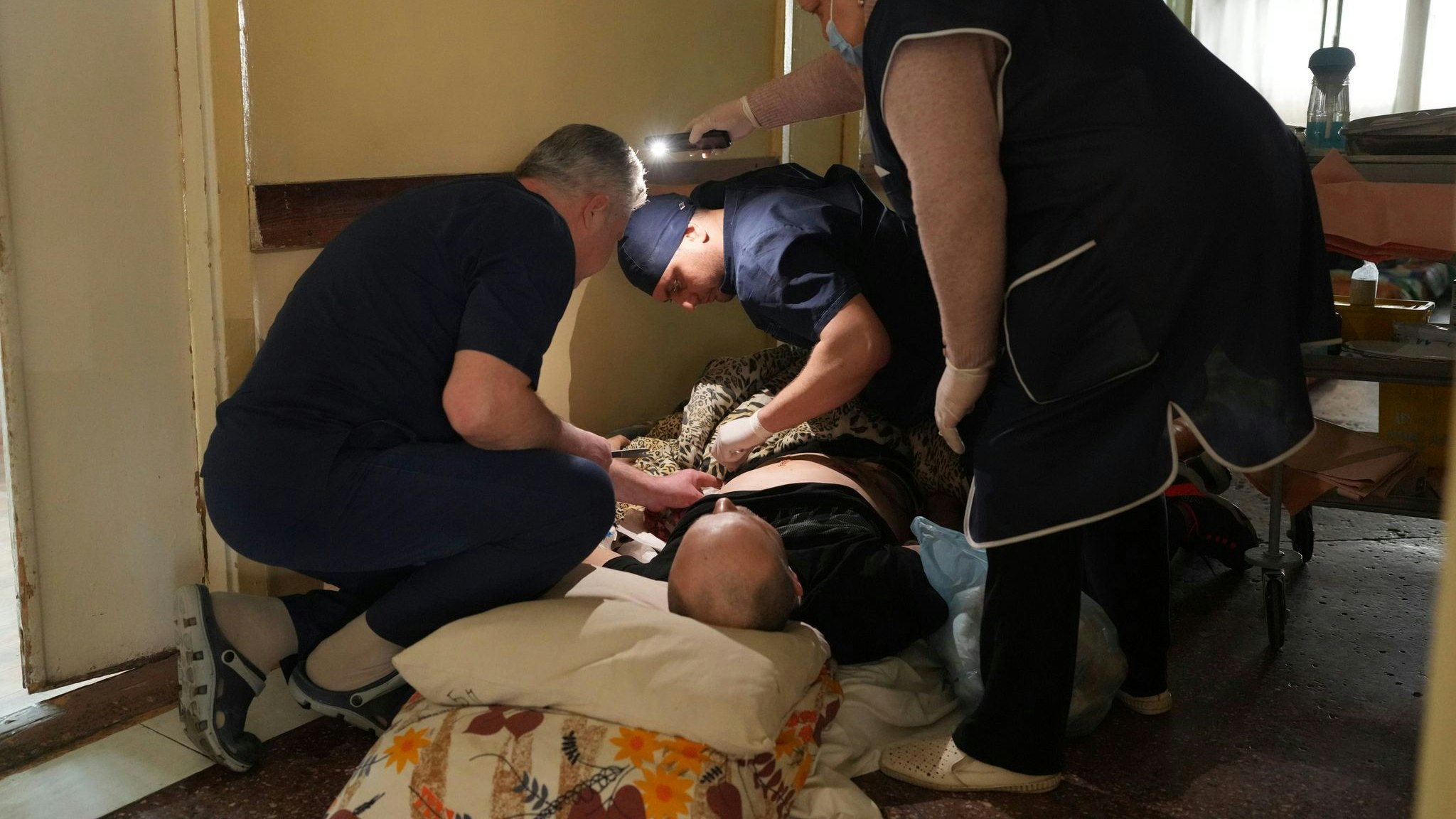Seit fünf Tagen hat Mariupol nach Angaben des Bürgermeisters keinen Strom mehr – das erschwert auch die Versorgung der vielen Verletzten. Foto: dpa/Maloletka