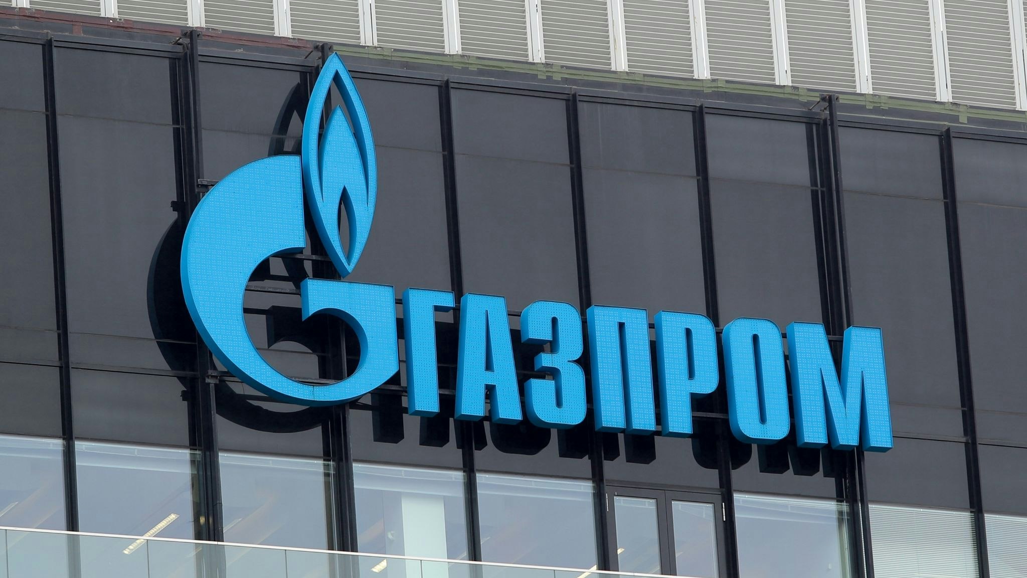 Das Gazprom-Logo ist auf einer Niederlassung des russischen Staatskonzerns in St. Petersburg zu sehen. Foto: dpa/Russak