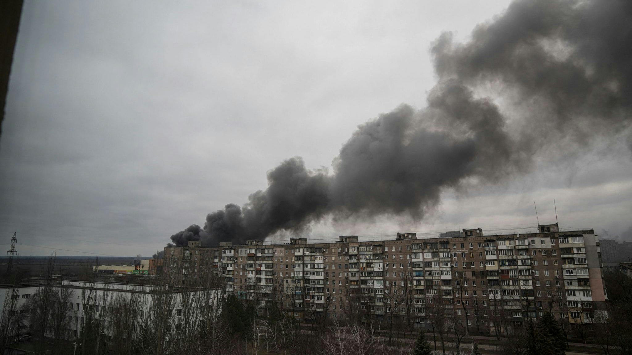 Rauch steigt auf nach dem Beschuss durch russische Streitkräfte in Mariupol. Foto: dpa/Maloletka