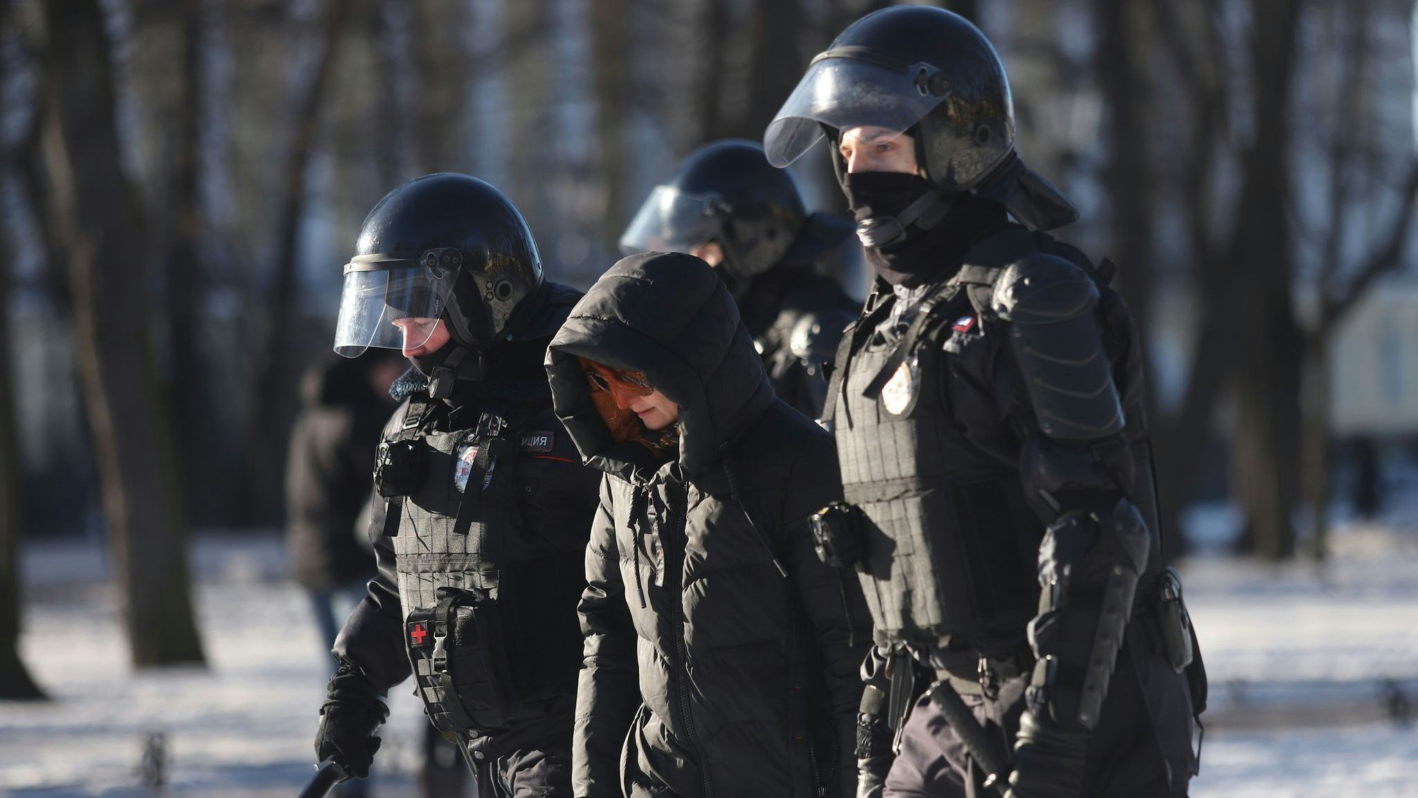Polizeibeamte nehmen am Sonntag eine Demonstrantin in St. Petersburg fest. Foto: dpa