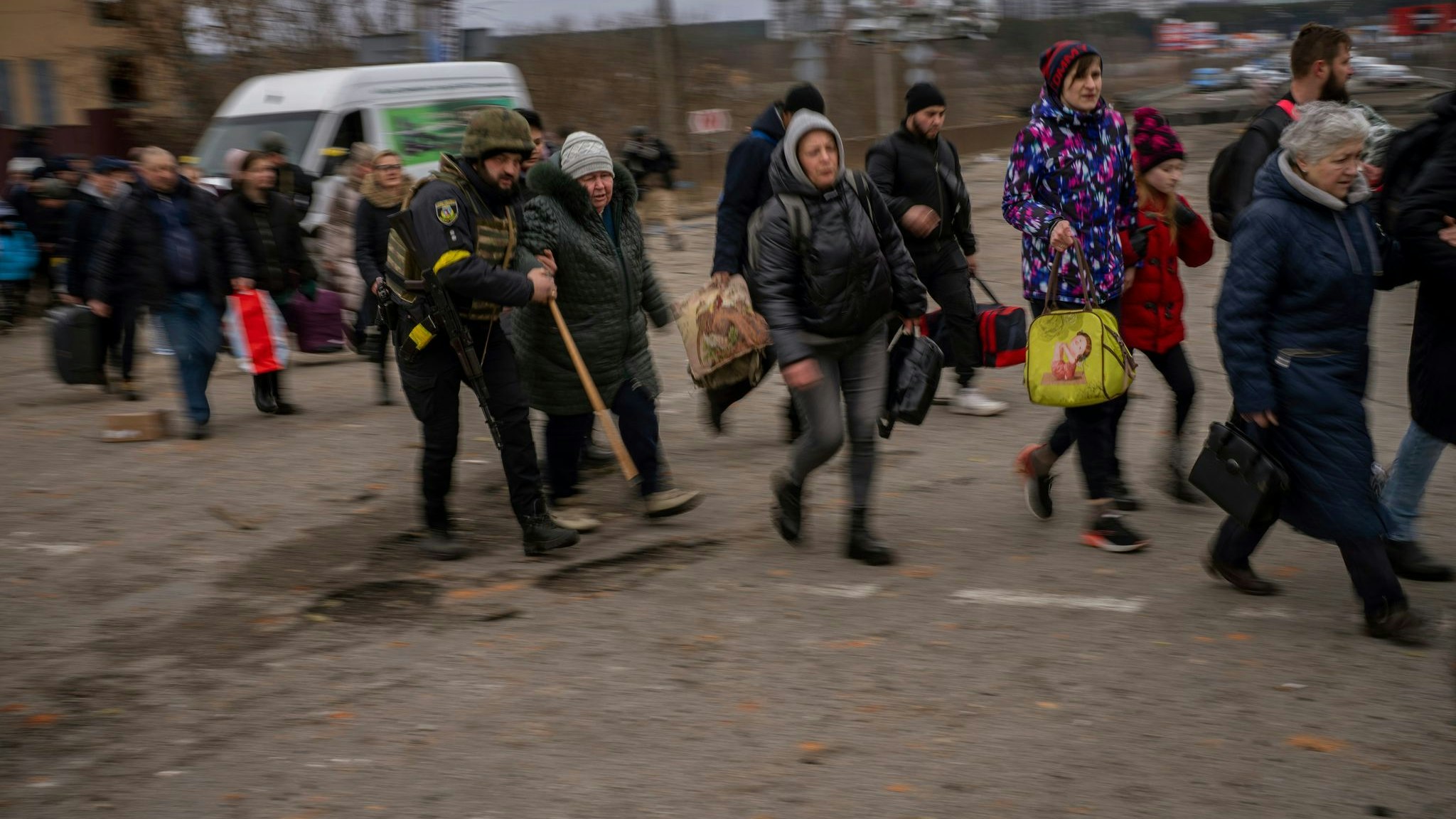 Menschen fliehen aus Irpin am Stadtrand von Kiew. Foto: dpa/Morenatti