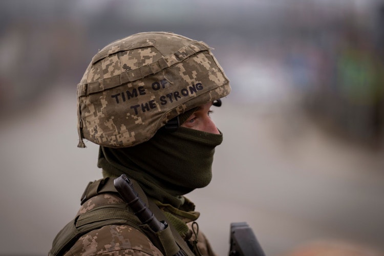 Ein ukrainischer Soldat steht an einem Kontrollpunkt am Stadtrand von Kiew. Foto: dpa