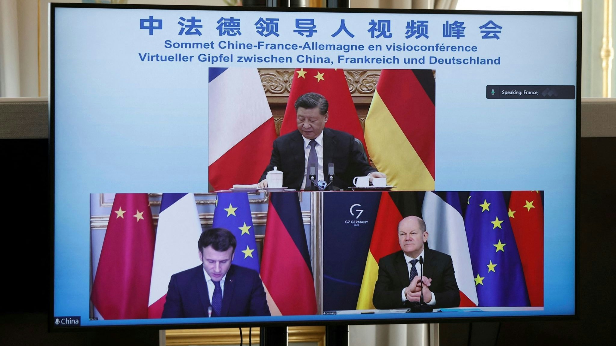 Emmanuel Macron (unten links), Olaf Scholz (unten rechts) und Xi Jinping während der Videokonferenz. Foto: dpa/Tessier