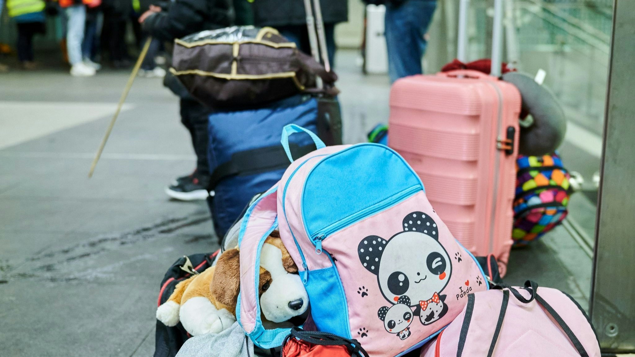 Gepäck von Flüchtlingen im Berliner Hauptbahnhof. Seit Beginn des russischen Angriffs auf die Ukraine sind Tausende Kriegsflüchtlinge nach Deutschland gekommen. Foto: dpa/Riedl