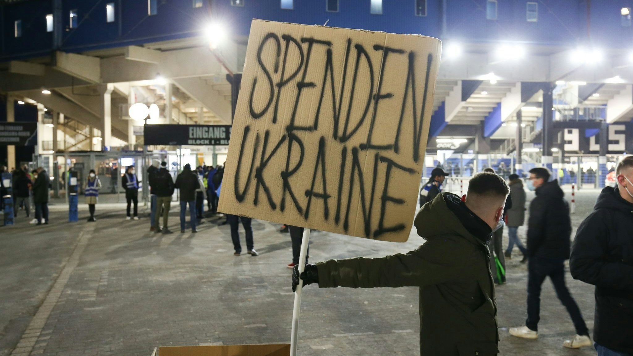 „Spenden Ukraine“ vor einem Bielefelder Stadion: Die Bereitschaft zu Spenden für die Ukraine ist groß. Symbolfoto: dpa/Gentsch