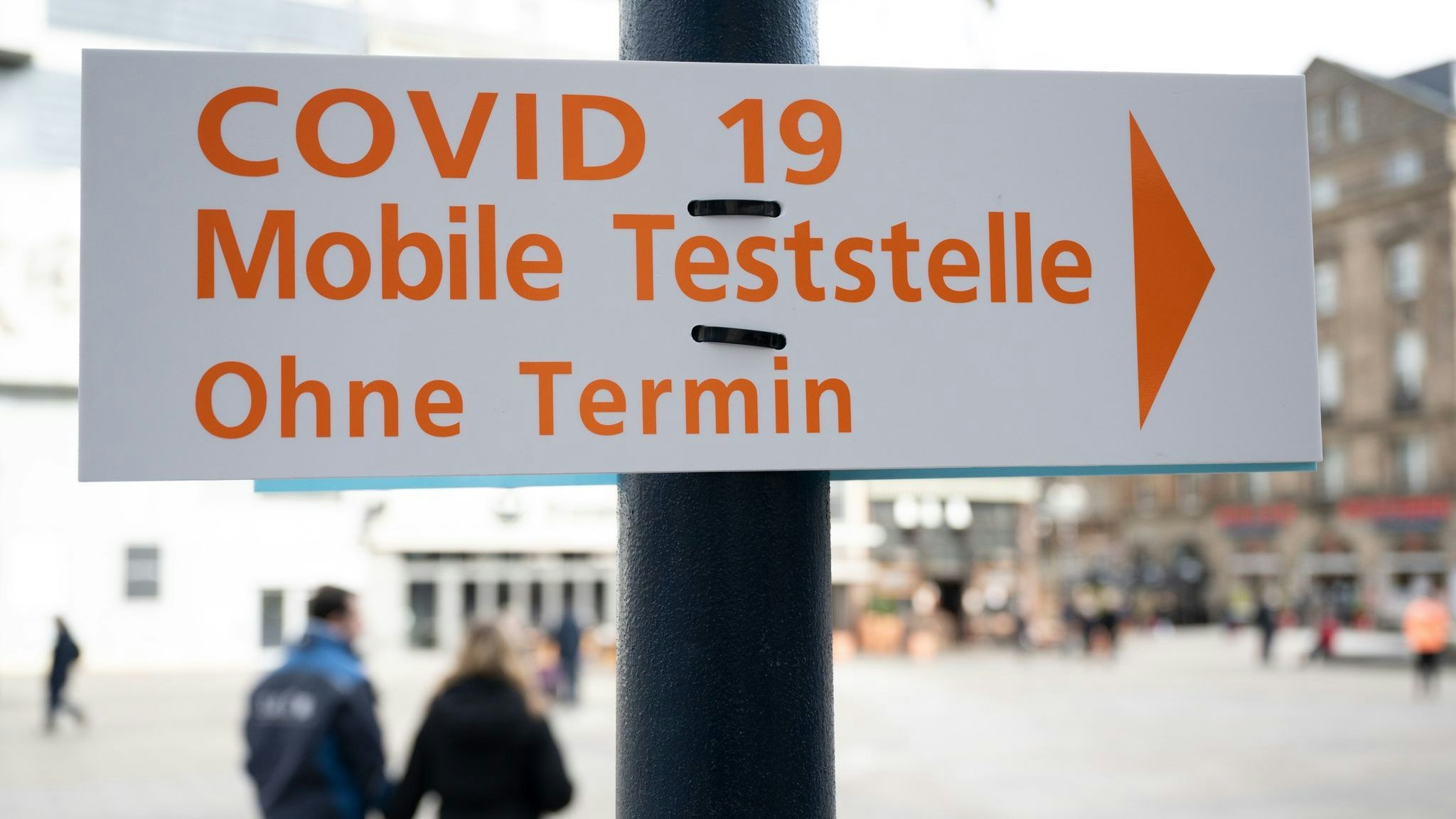 Der Weg zu einer Mobilen Teststelle auf Covid-19 ist in der Dortmunder Innenstadt ausgeschildert. Foto: dpa/Thissen