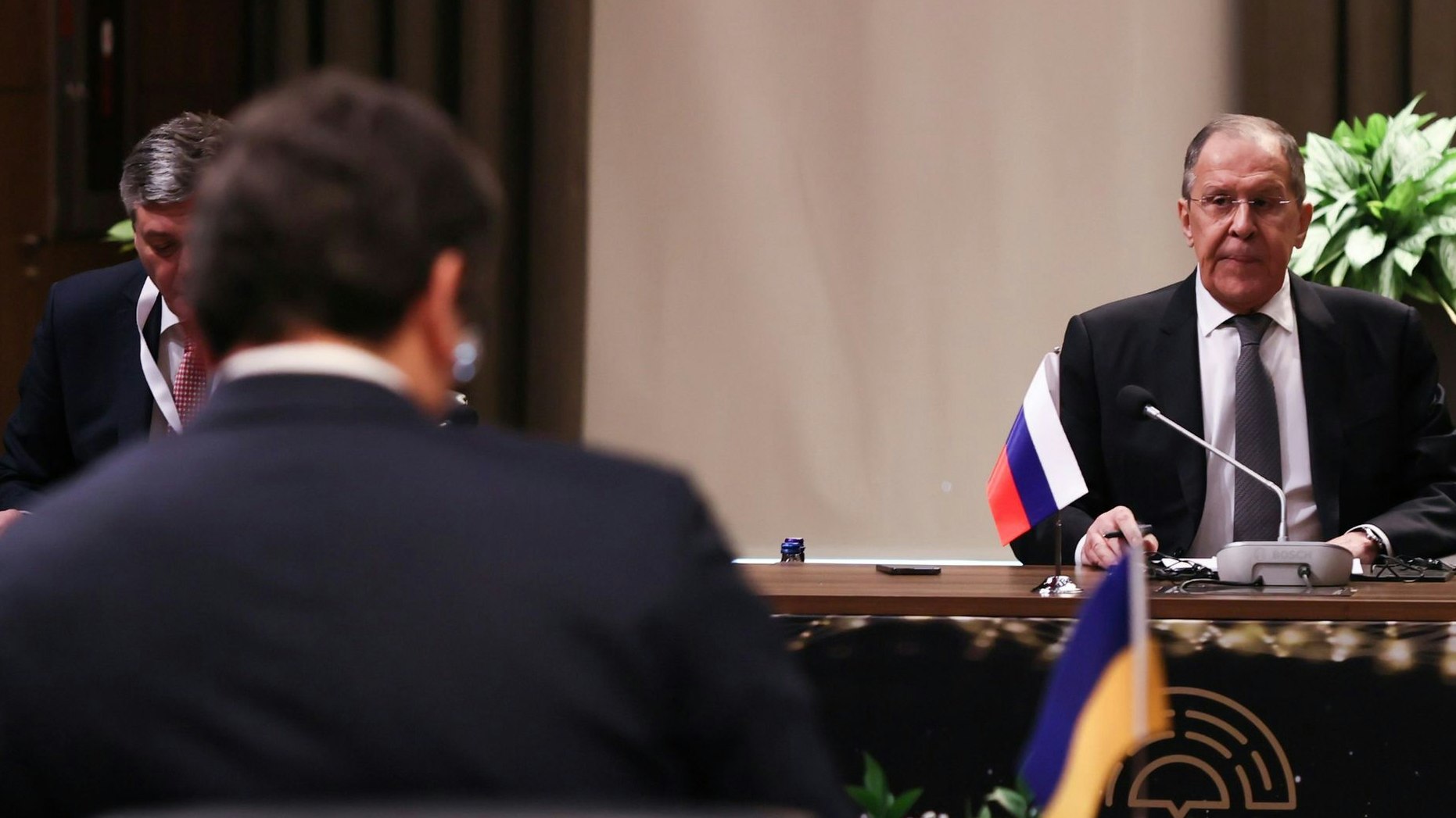 Auf Abstand: Ukraines Außenminister Dmytro Kuleba (vorne links) und der russische Außenminister Sergej Lawrow sitzen sich in Antalya gegenüber – zum ersten Mal seit Kriegsbeginn. Foto: dpa/AP/Turkish Foreign Ministry/Ozdel