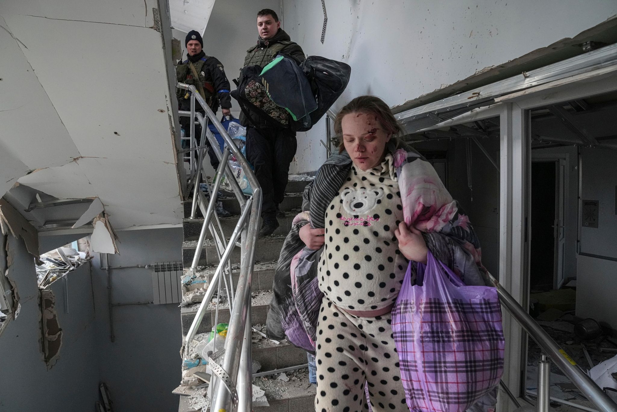 Eine verletzte schwangere Frau in einem beschädigten Treppenhaus: Nach ukrainischen Angaben stammt das Bild aus dem beschossenen Krankenhaus in Mariupol. Foto: dpa/Maloletka/AP