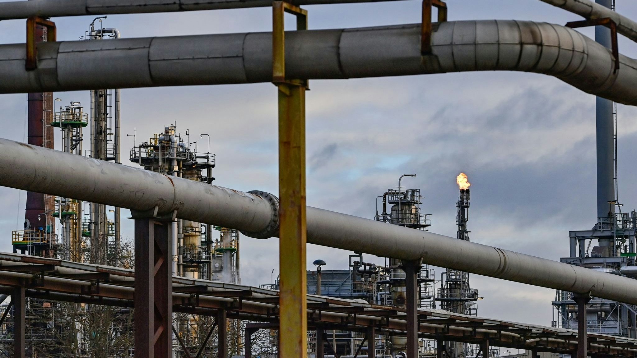 Aktuell kommt noch russisches Rohöl in deutschen Raffinerien an - doch der Druck in der Bevölkerung wächst, Russland mit einem Energie-Embargo zu belegen. Foto: dpa/Pleul