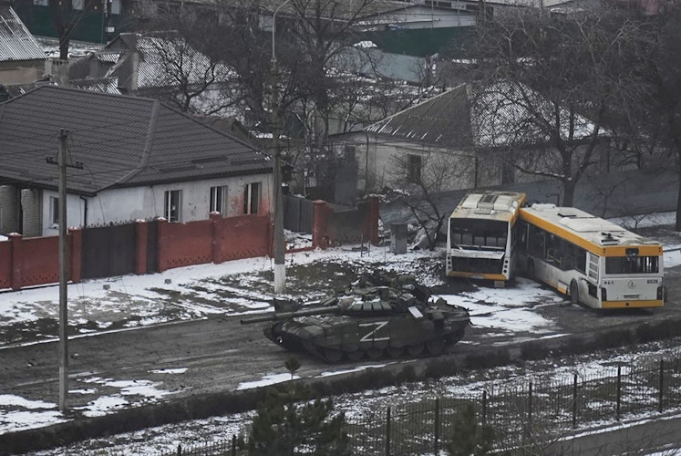 Panzer der russischen Armee bewegen sich durch eine Straße am Stadtrand von Mariupol. Foto: dpa