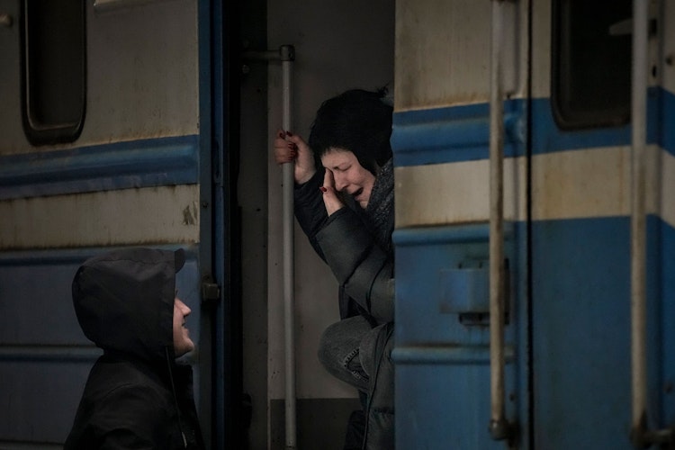 Eine Frau verabschiedet sich am Bahnhof in Kiew. Foto: dpa