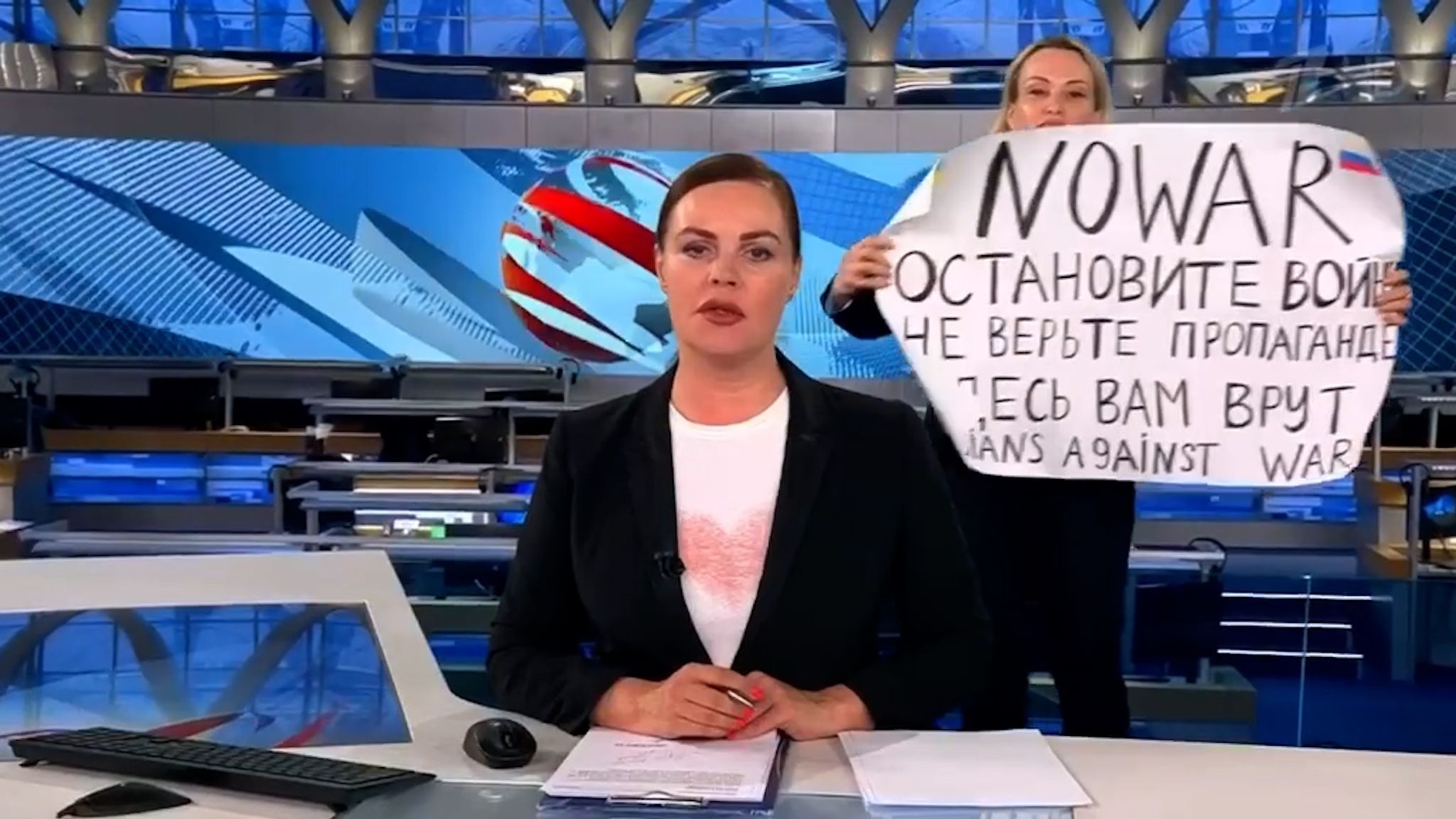 In Russland ist es Medien verboten, den russischen Einmarsch in die Ukraine als "Krieg" oder "Invasion" zu benennen – eine Frau tat in einer Nachrichtensendung genau das. Screenshot: Social Media/dpa
