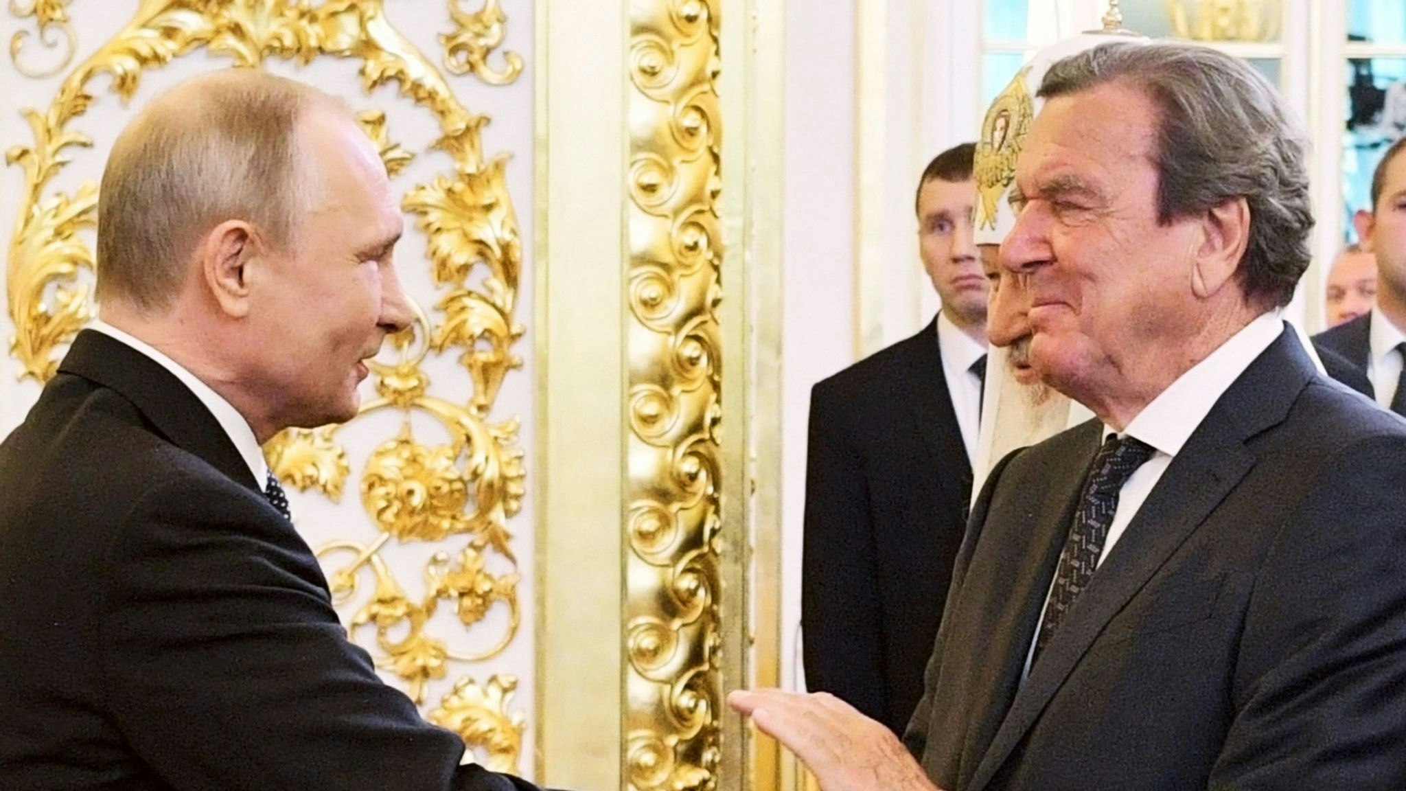 Gerhard Schröder (rechts), ehemaliger Bundeskanzler, mit Wladimir Putin (l), Präsident von Russland. Foto: dpa/Druzhinin