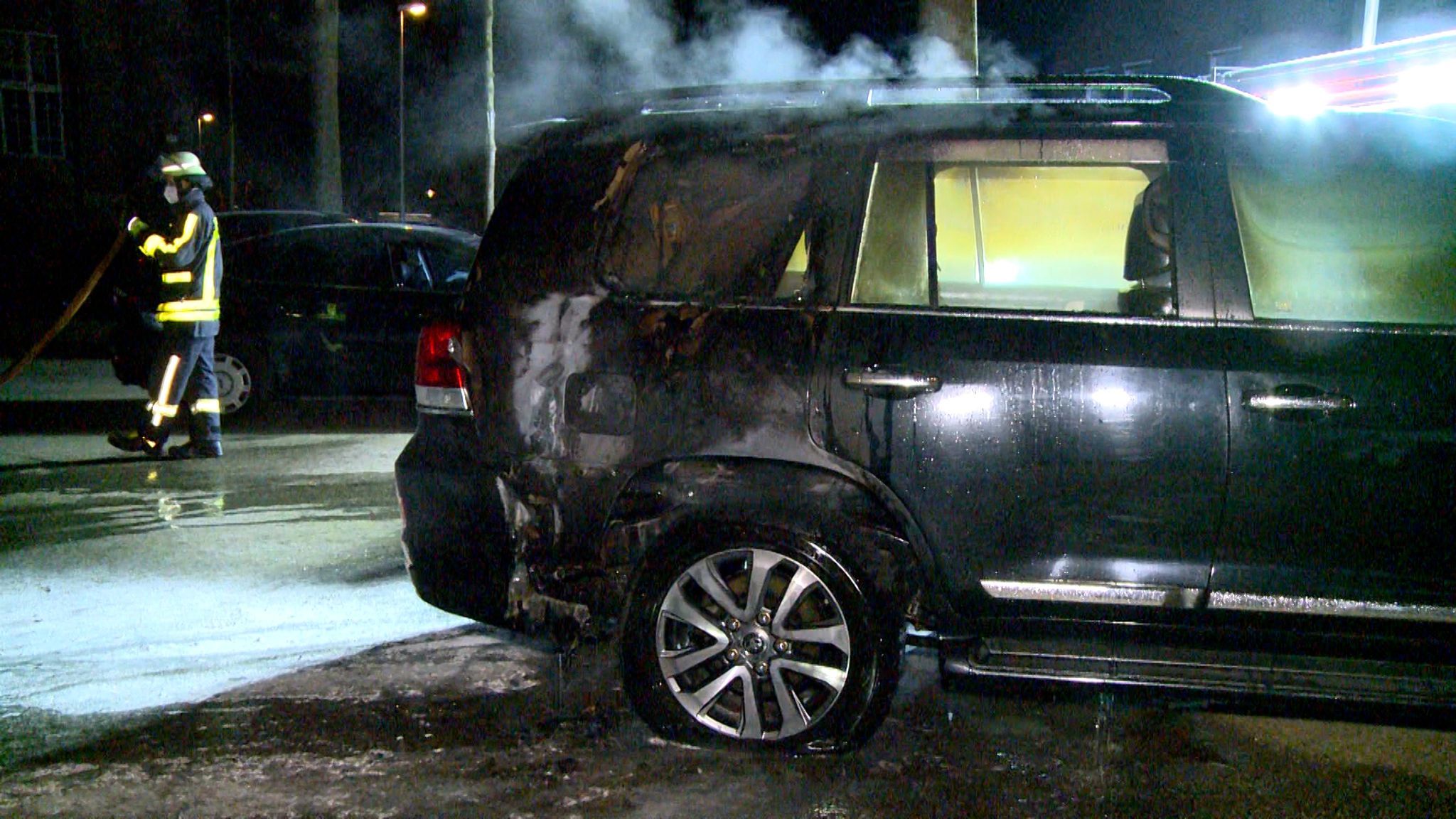 In Krefeld ist Anfang März ein Auto mit einem ukrainischen Kennzeichen in Brand geraten. Die Polizei ermittelt. Foto: dpa/Forstreut
