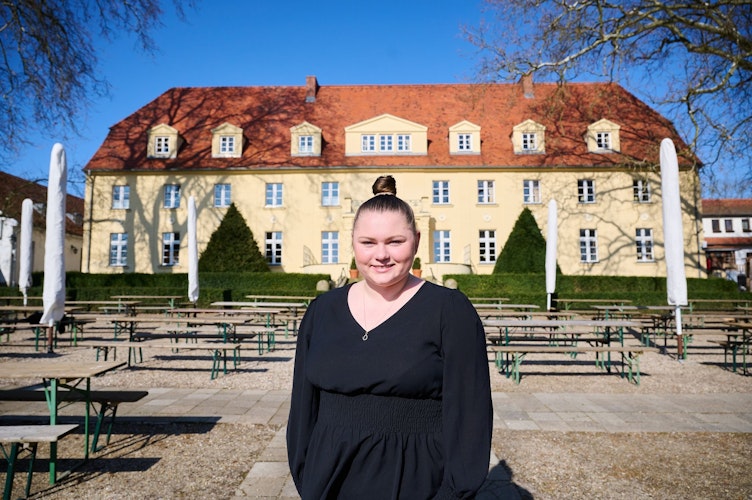 Die Klägerin: Salina Worm, Geschäftsführerin Schloss Diedersdorf - vor dem Schloss ihres Vaters. Foto: Annette Riedl  dpa