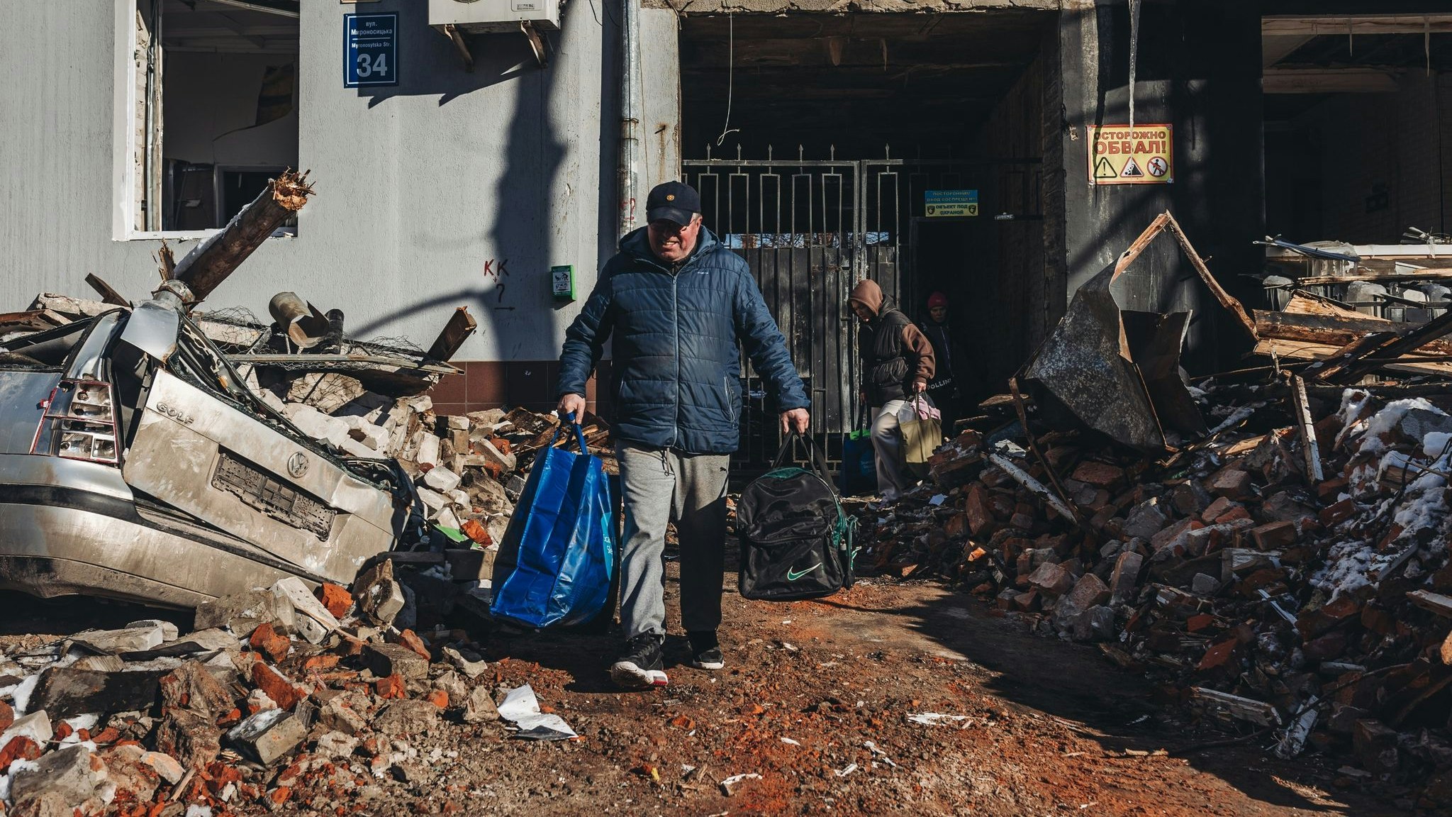 Kaum noch was übrig: Ein Mann trägt seine Habseligkeiten aus seinem zerstörten Haus in Charkow. Foto: dpa/Herrera