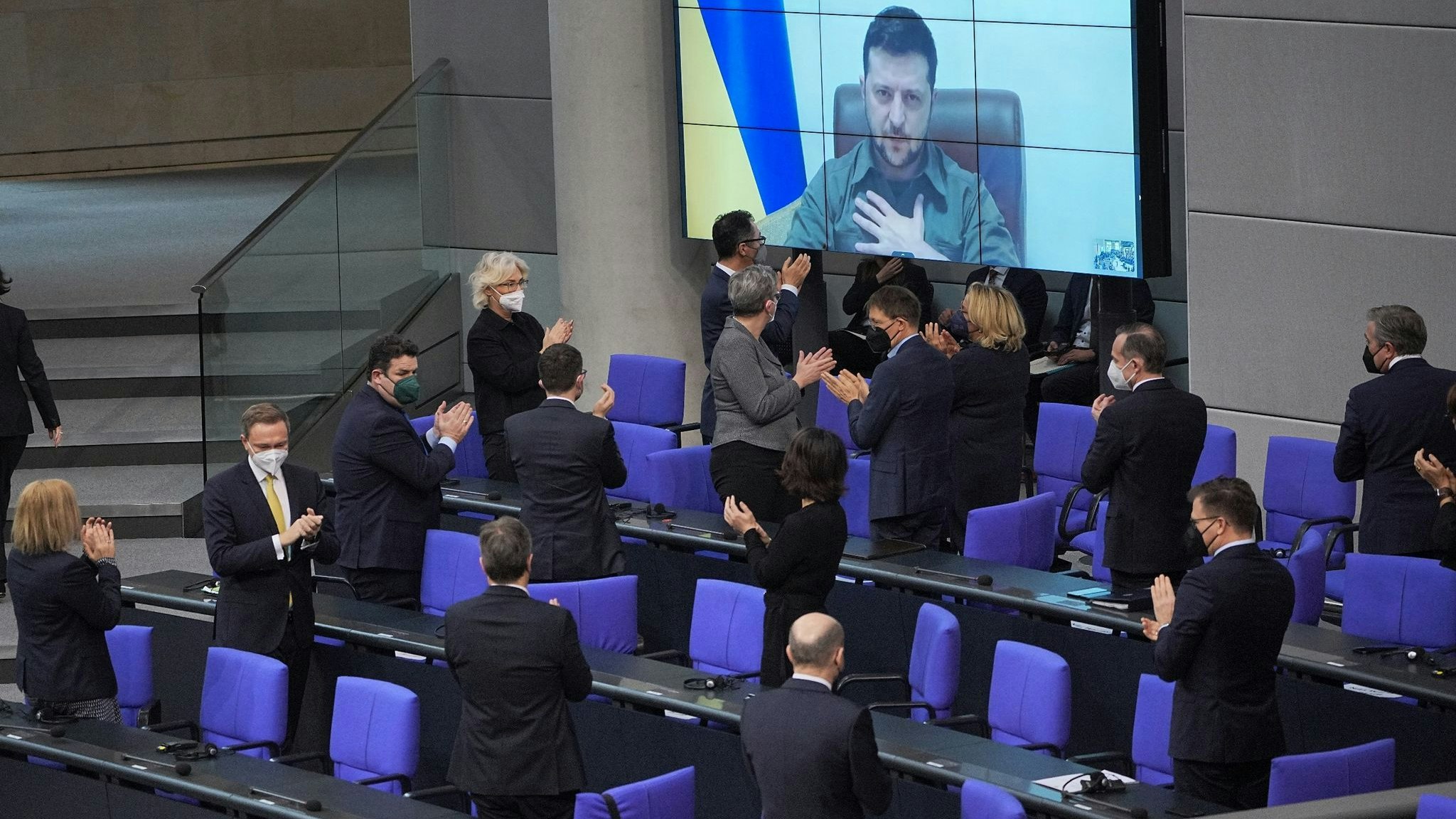 Der ukrainische Präsident Wolodymyr Selenskyj bekommt Applaus von der Bundesregierung. Foto: dpa/Kappeler