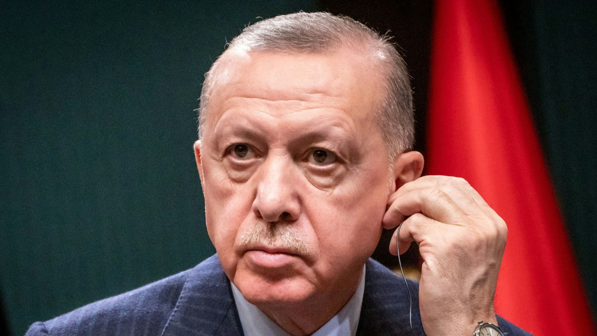 Recep Tayyip Erdogan nimmt an einer Pressekonferenz teil. Foto: dpa/Kappeler