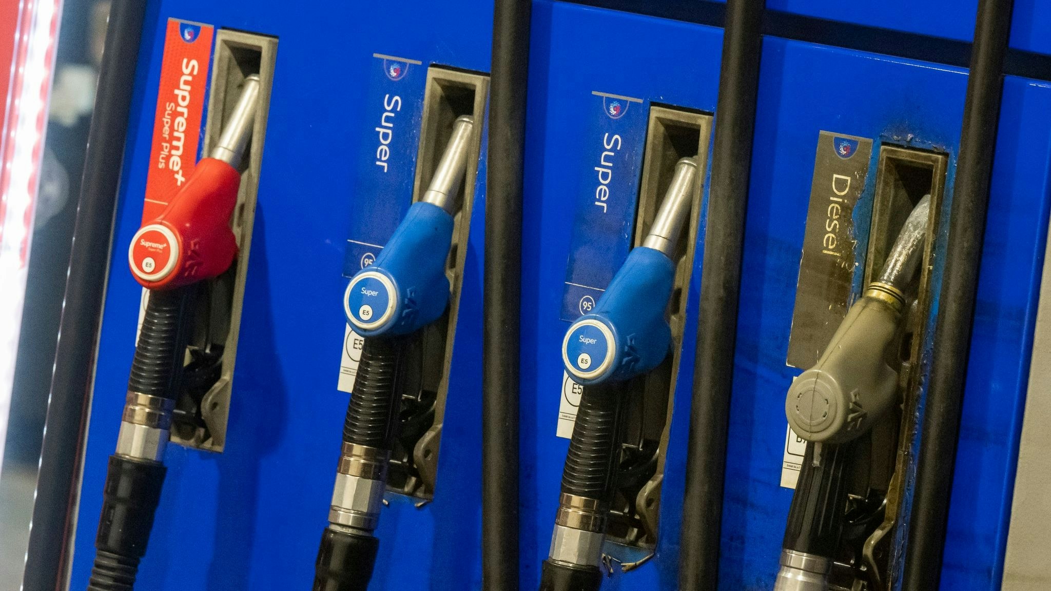 Die Spritpreise sinken weiter. Ein Liter Diesel kostete am Donnerstag aber immer noch durchschnittlich 2,211 Euro. Foto: dpa/Kneffel