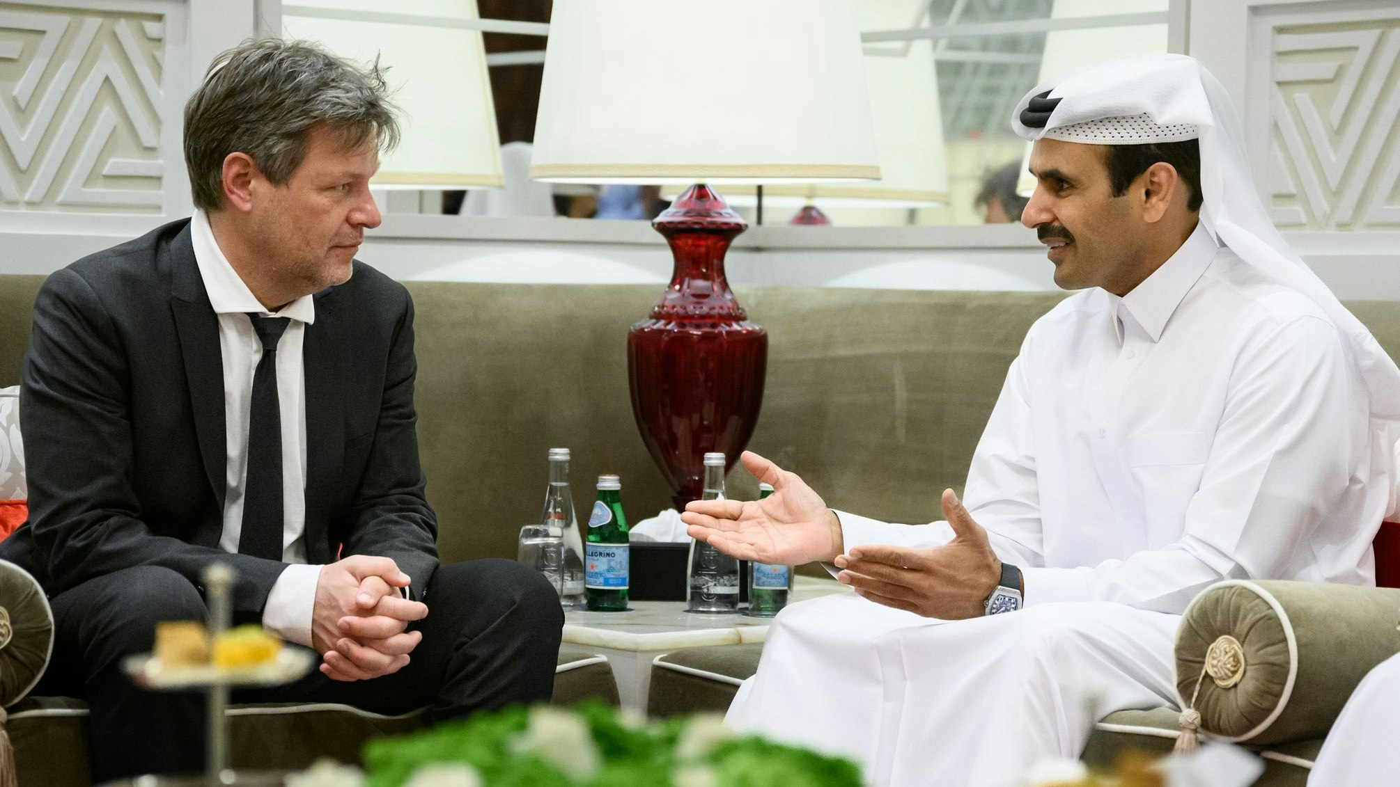 Bundeswirtschaftsminister Robert Habeck im Gespräch mit Saad Scharida al-Kaabi, Energieminister von Katar. Foto: Bernd von Jutrczenka / dpa