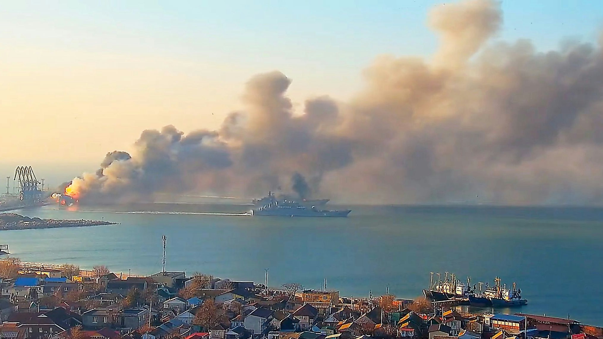 Rauch steigt nach einem Beschuss in der Nähe eines Seehafens in Berdjansk auf. Foto: dpa/Ukrainisches Militär/ZUMA Press Wire Service