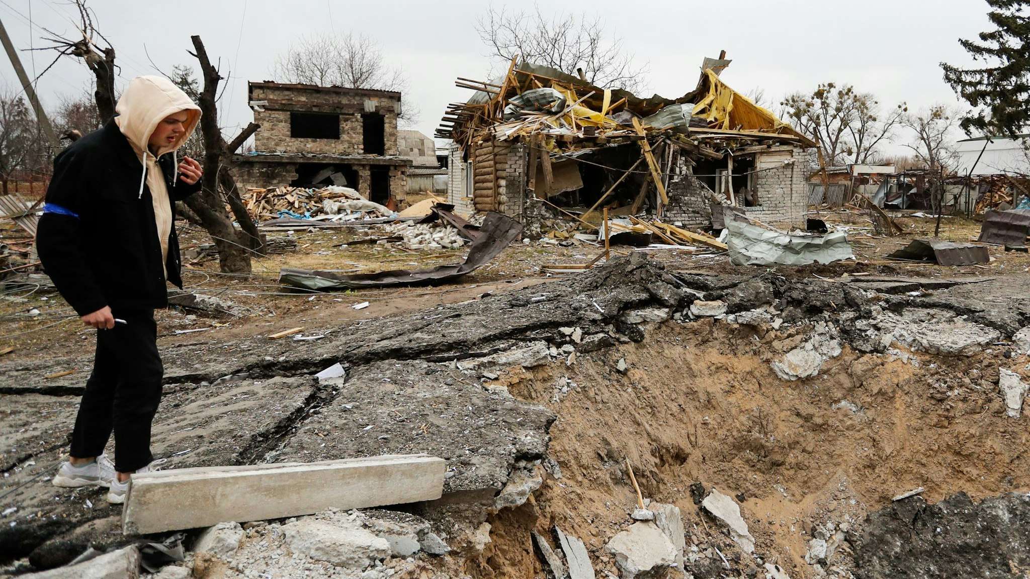 Straßen und Häuser in der Nähe der Stadt Makariv sind durch russische Luftangriffe schwer beschädigt.