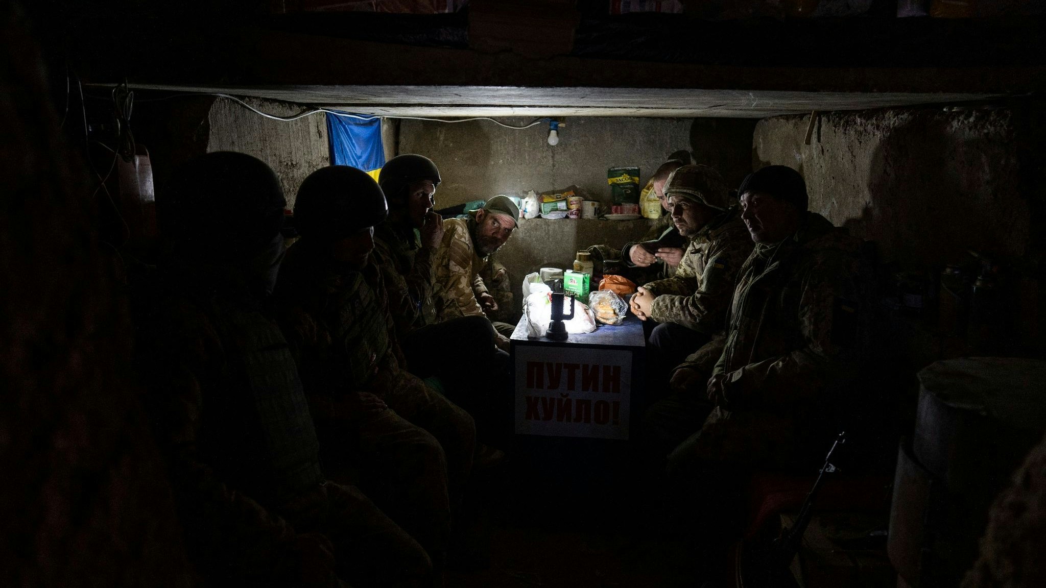 Ukrainische Soldaten sitzen in einem Armeegraben in den Außenbezirken von Mykolajiw. Foto: dpa/AP/Giannakouris