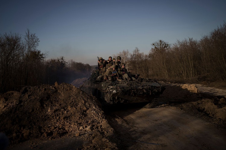 Ukrainische Soldaten fahren auf einem Panzer in der Nähe der Stadt Trostjanez. Foto: dpa