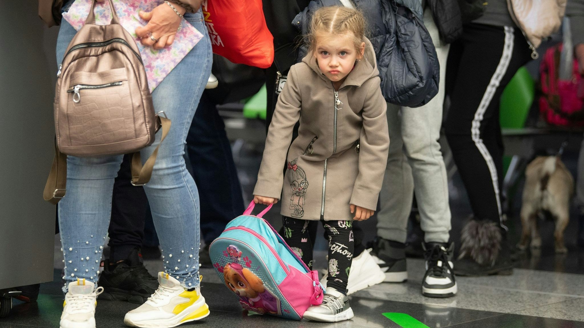 Ein Flüchtlingskind aus der Ukraine nach ihrer Landung auf dem Flughafen Frankfurt. Foto: dpa/Roessler