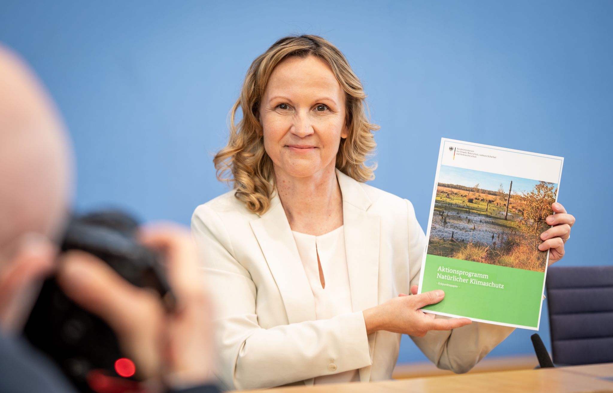 Umweltministerin Steffi Lemke während der Pressekonferenz zur Vorstellung des Aktionsprogramms "Natürlicher Klimaschutz". Foto: dpa/Kappeler