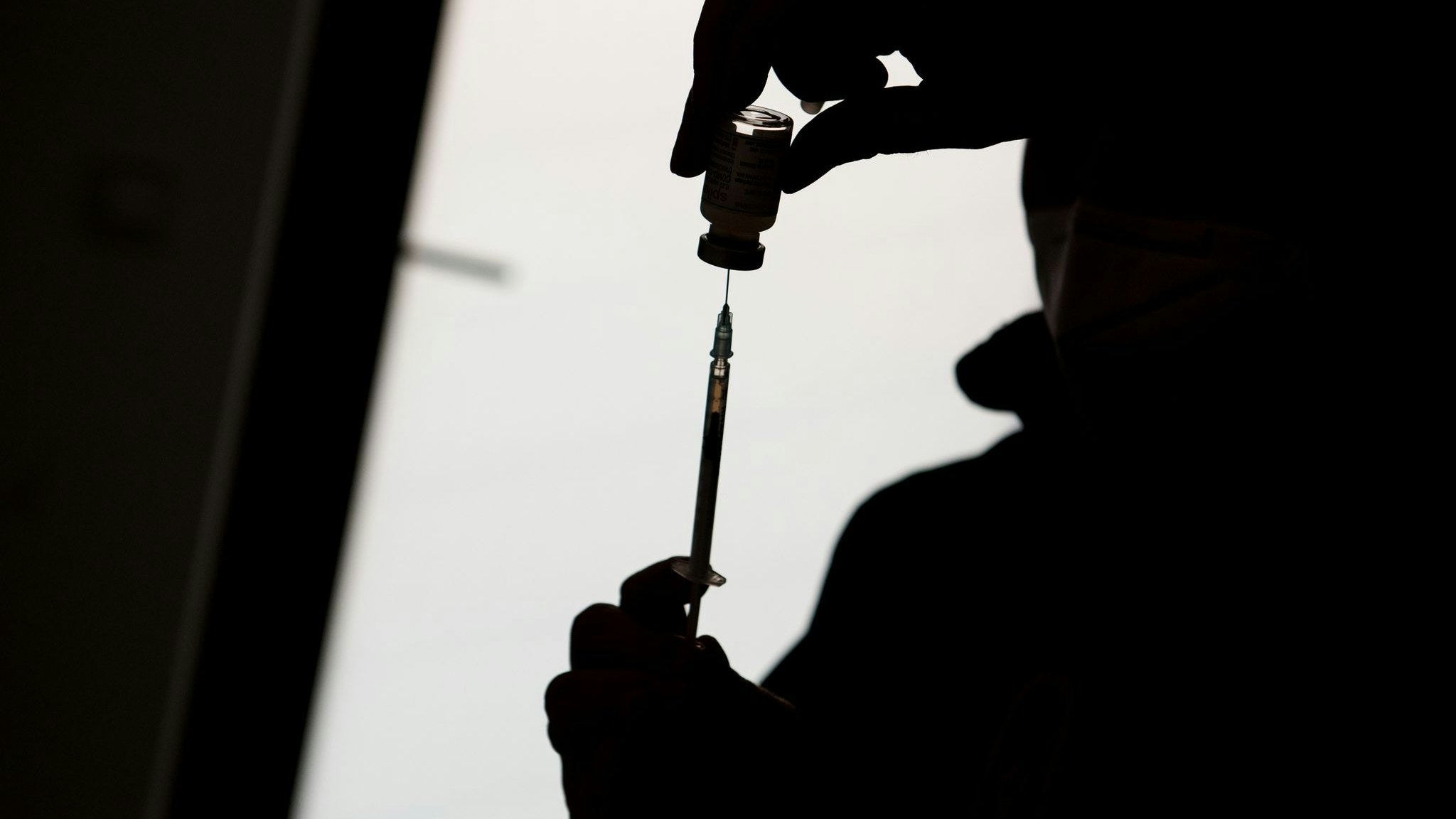 Ein medizinischer Mitarbeiter befüllt eine Spritze mit einem der Impfstoffe gegen das Coronavirus. Foto: dpa/Bockwoldt