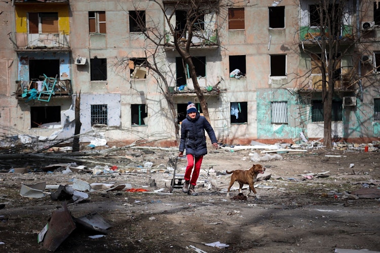 Ein Mann und sein Hund inmitten der Zerstörung am Stadtrand von Mariupol. Foto: dpa