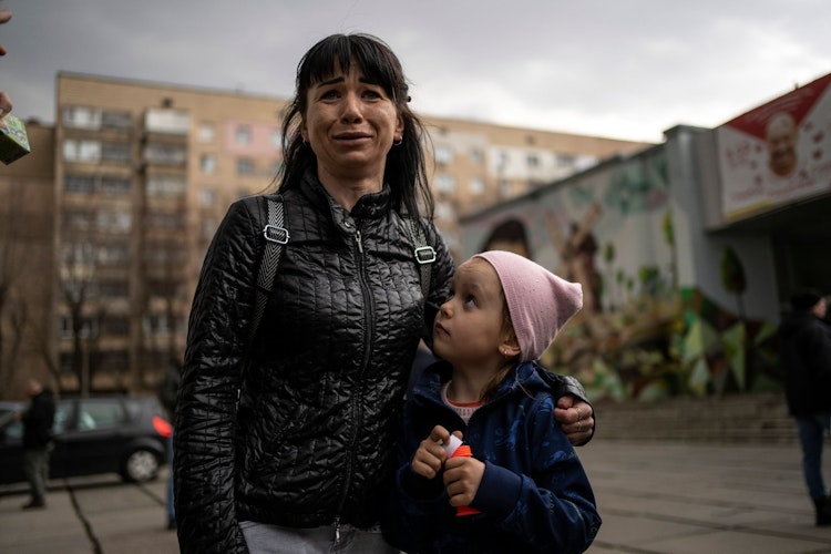 Die 34-jährige Julia weint neben ihrer 6-jährigen Tochter Weronika, während sie mit der Presse spricht. Ungeachtet der Ankündigung, Angriffe auf Kiew und Tschernihiw zu reduzieren, will Russland seine militärische Spezial-Operation fortsetzen. Foto: dpa