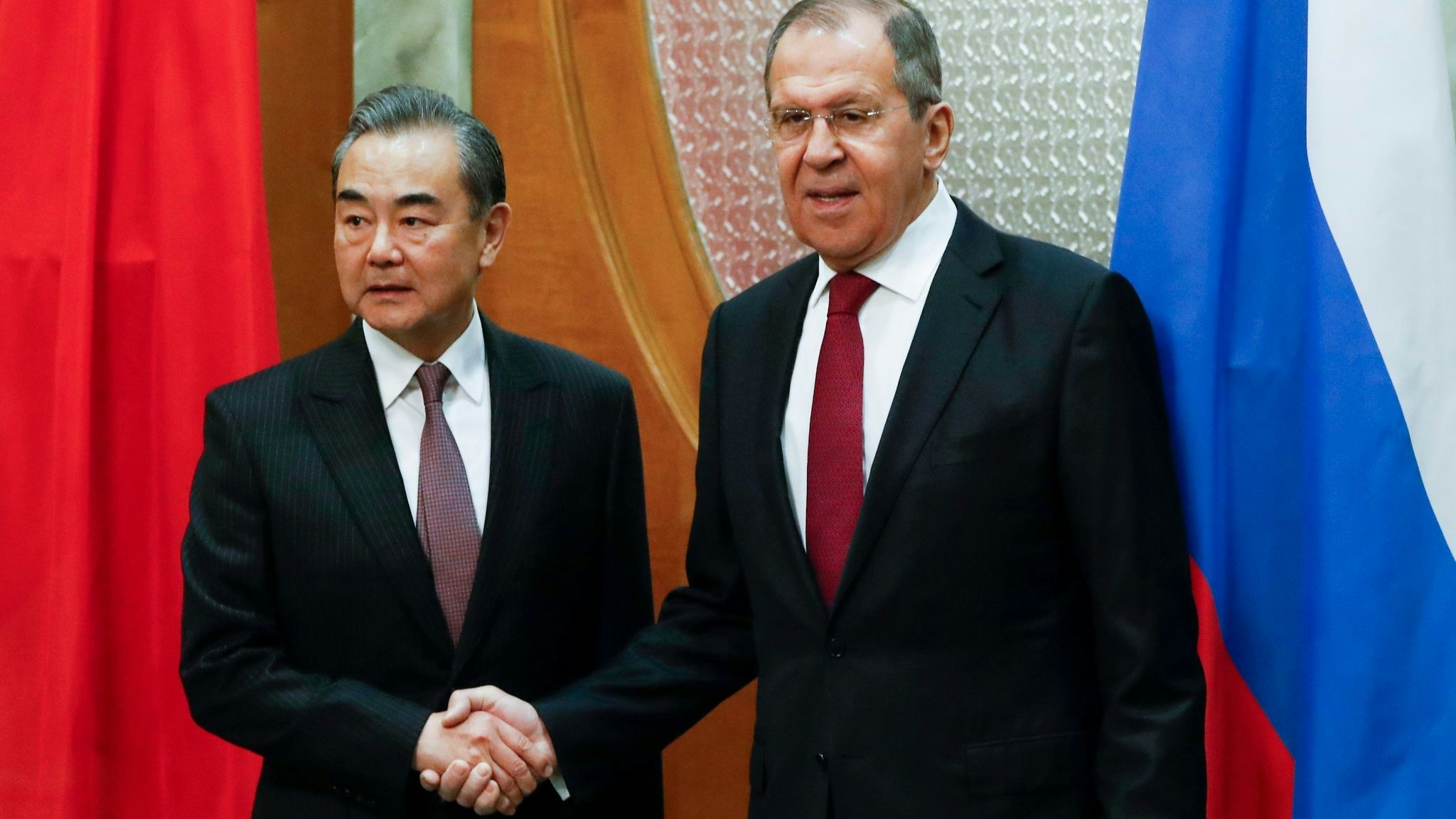 Trafen sich in Tunxi: der russische Außenminister Sergej Lawrow (r) und sein chinesischer Amtskollege Wang Yi. Archivfoto: dpa/AP/Golovkin