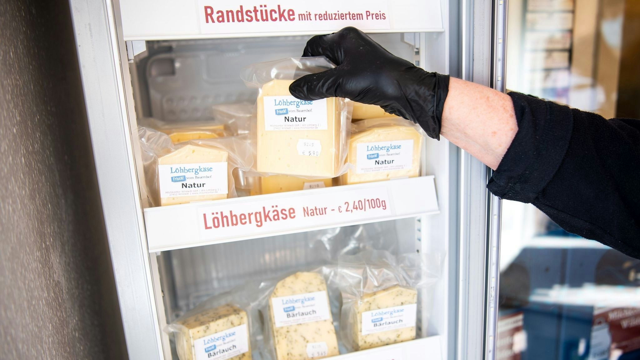 Käse wird in einem Hofladen verkauft. Foto: dpa/Schuldt