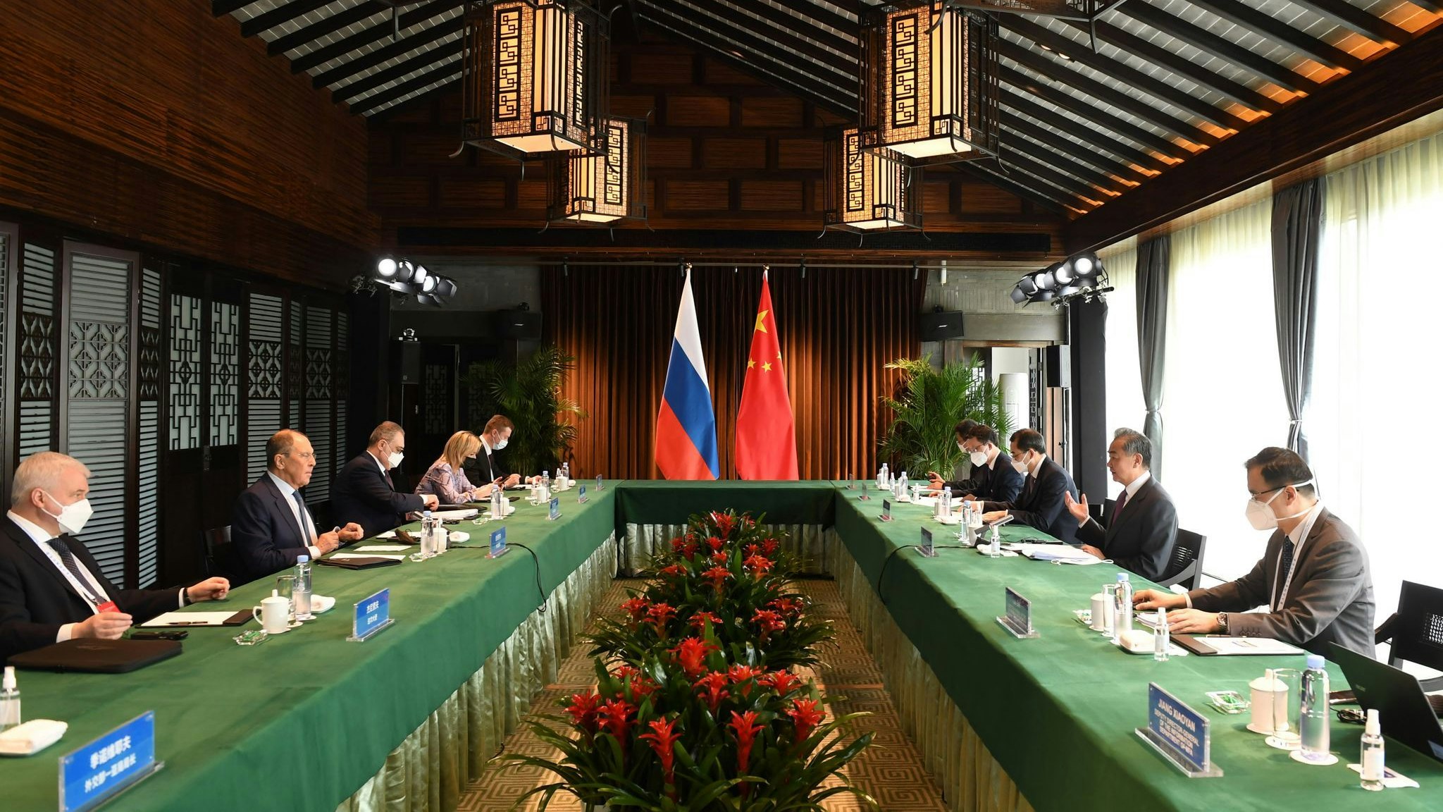 Bei einem Treffen in China vereinbarten der russische Außenminister Sergej Lawrow und sein chinesischer Kollege Wang Yi den Ausbau einer strategischen Partnerschaft in einer „schwierigen internationalen Situation“. Foto: dpa/Zhou Mu/XinHua