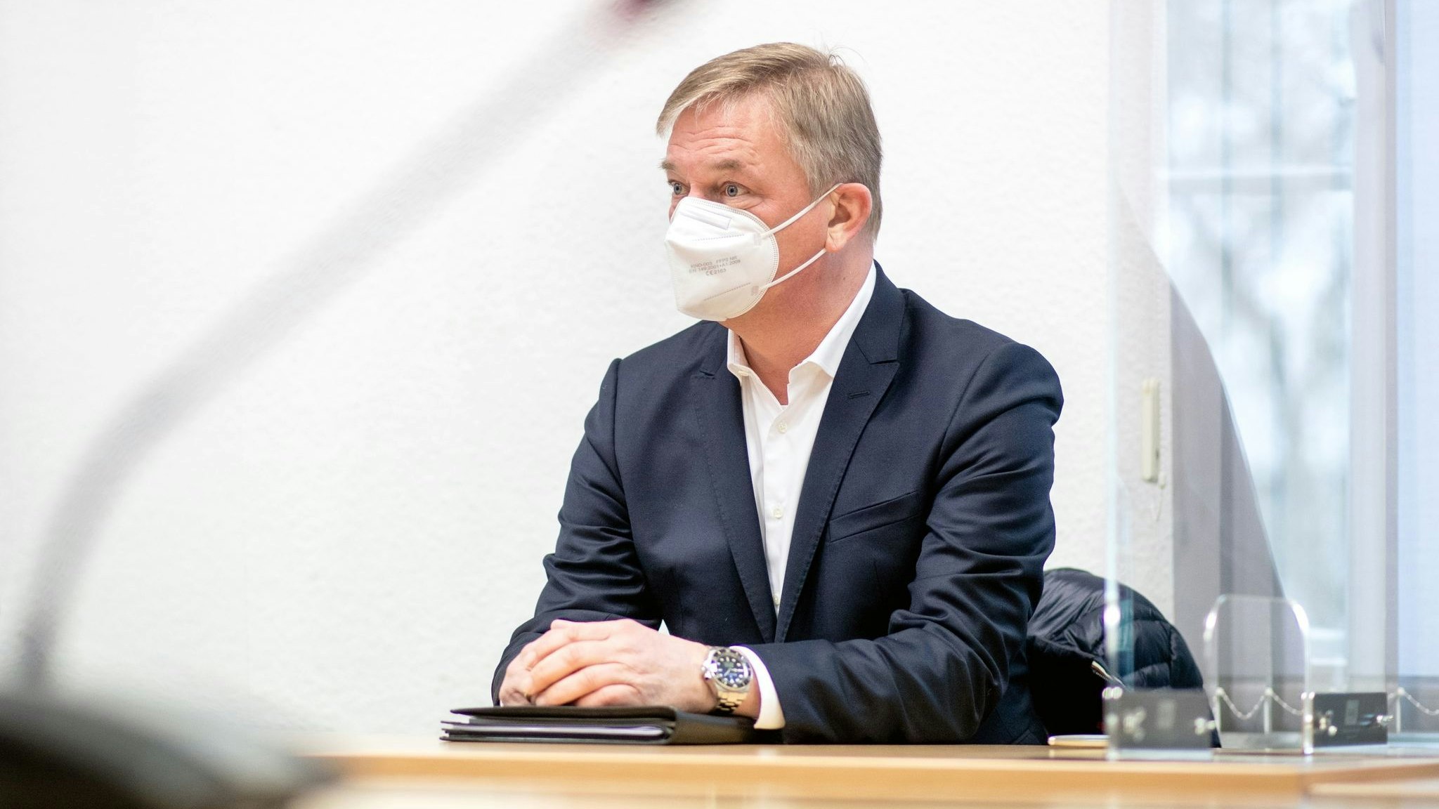 Matthias Brückmann, Ex-Vorstandsvorsitzender von EWE, sitzt im Landgericht Oldenburg. Foto: dpa/Dittrich