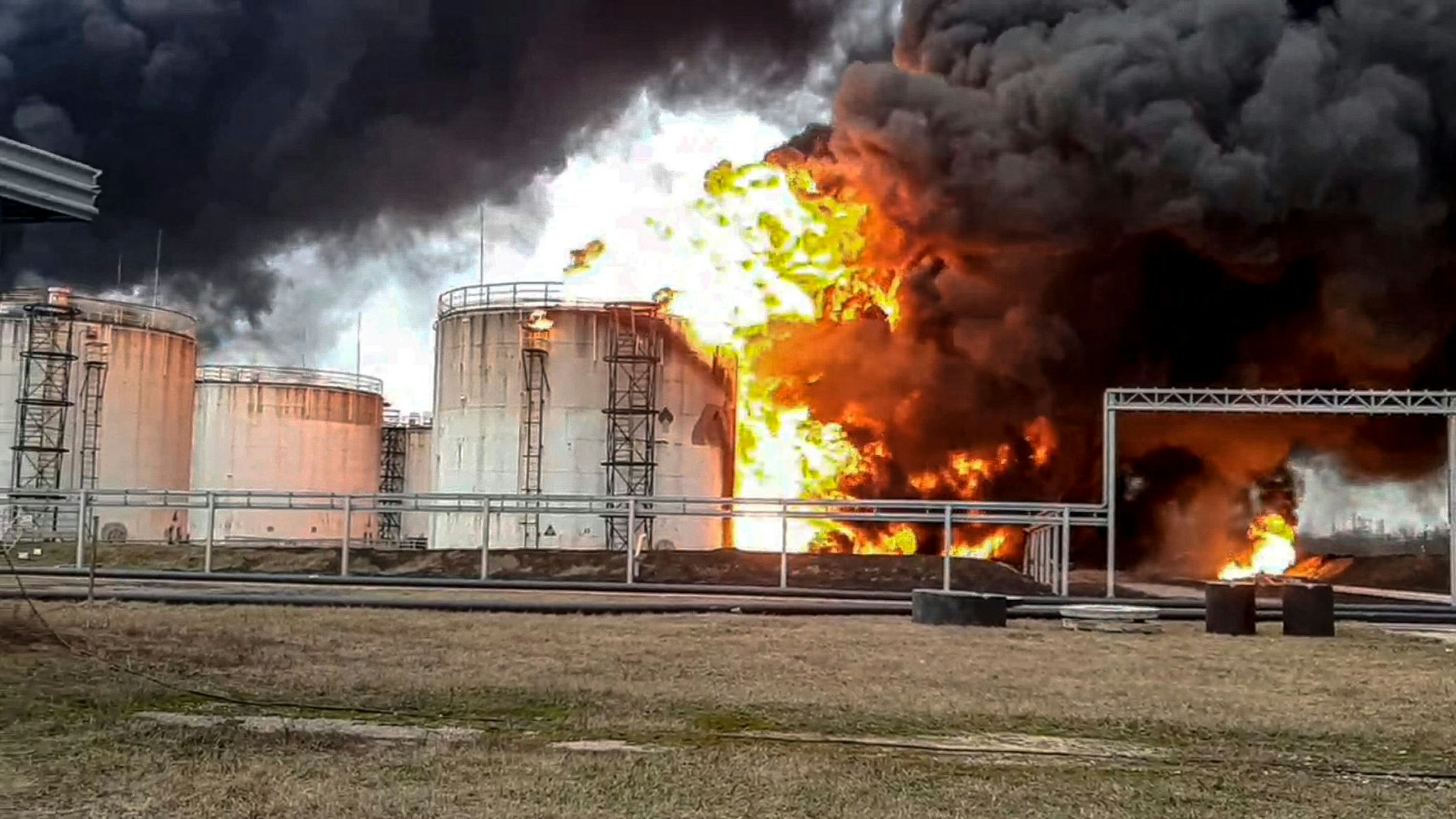 Dieses vom Pressedienst des russischen Katastrophenschutzministeriums am 1. April 2022 veröffentlichte Foto zeigt den Brandherd eines Öldepots in Belgorod. Foto: dpa
