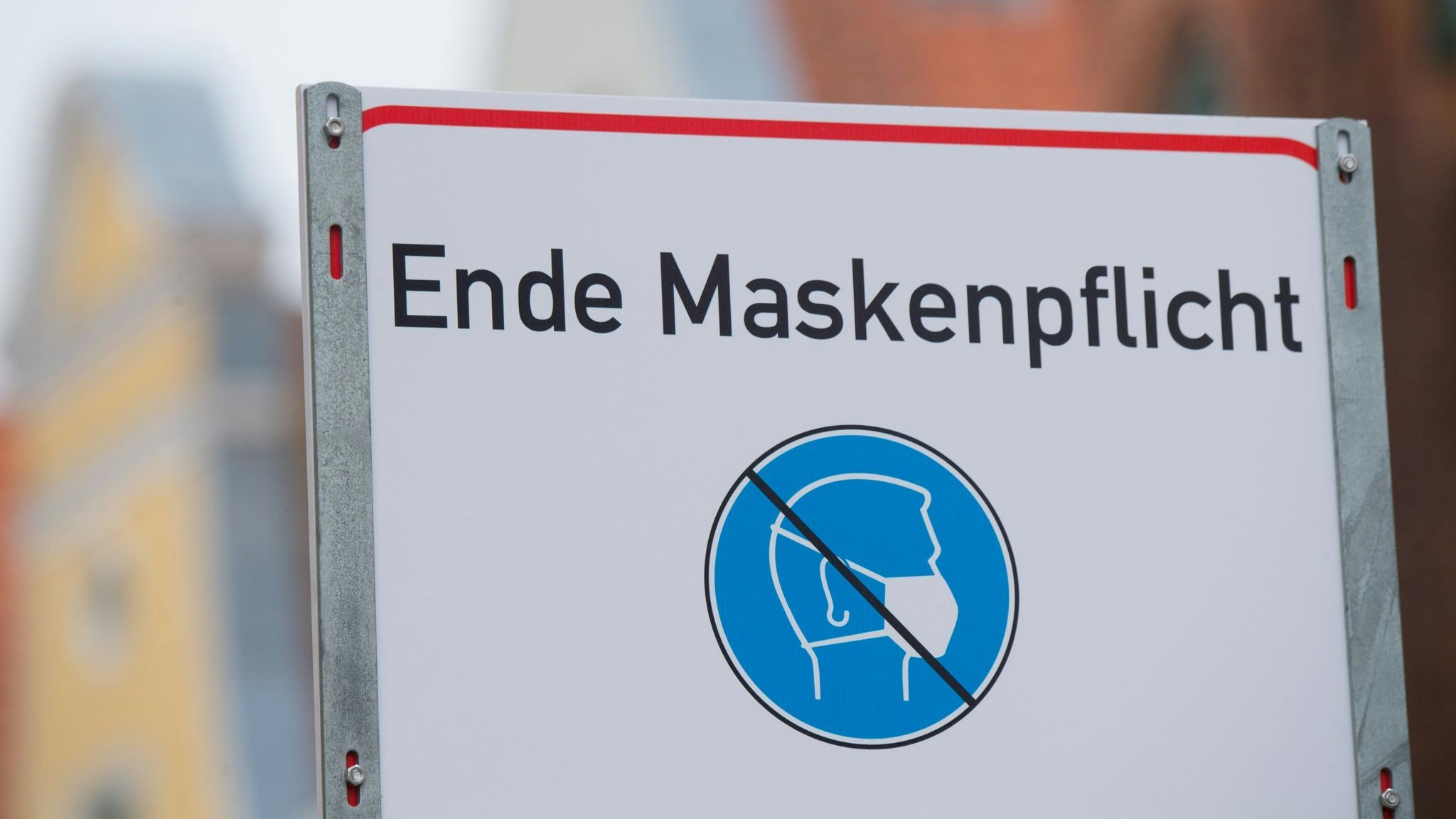 „Ende Maskenpflicht“ steht auf einem Schild in Stralsund. Foto: dpa/Sauer