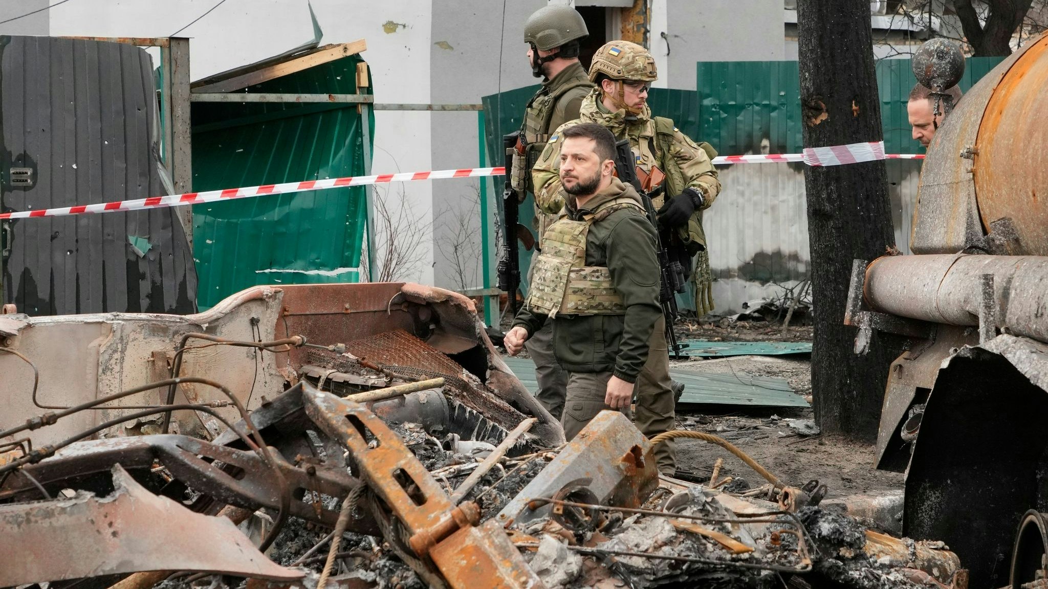 Wolodymyr Selenskyj besucht die zerstörte Stadt Butscha in der Nähe von Kiew. Foto: dpa/AP/Lukatsky