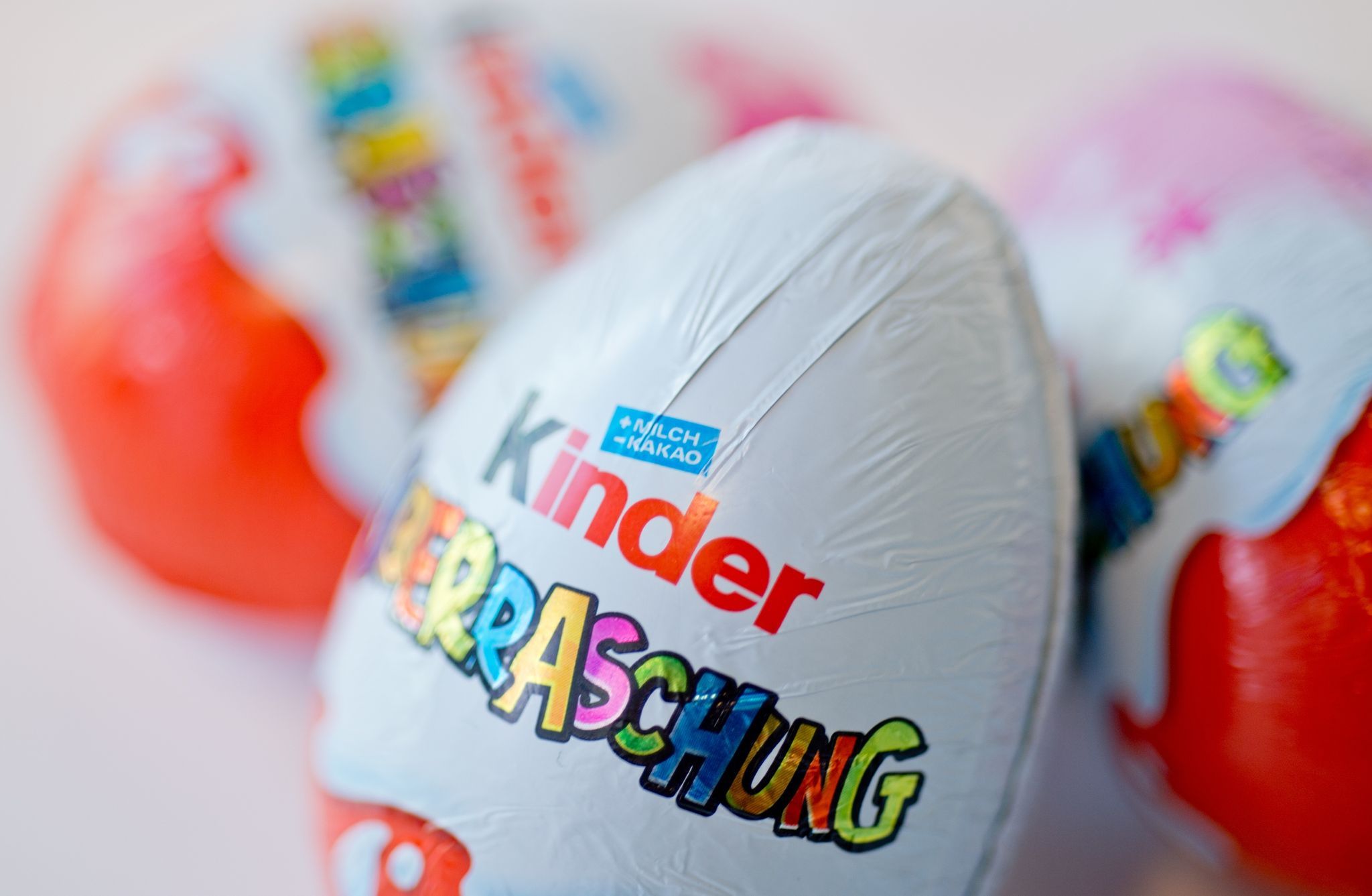 Knapp zwei Wochen vor Ostern ruft Ferrero in Deutschland einige Chargen verschiedener Kinder-Produkte zurück – darunter kinder Überraschung 3er-Pack mit dem Mindesthaltbarkeitsdatum zwischen April bis Juni 2022. Foto: dpa/Skolimowska