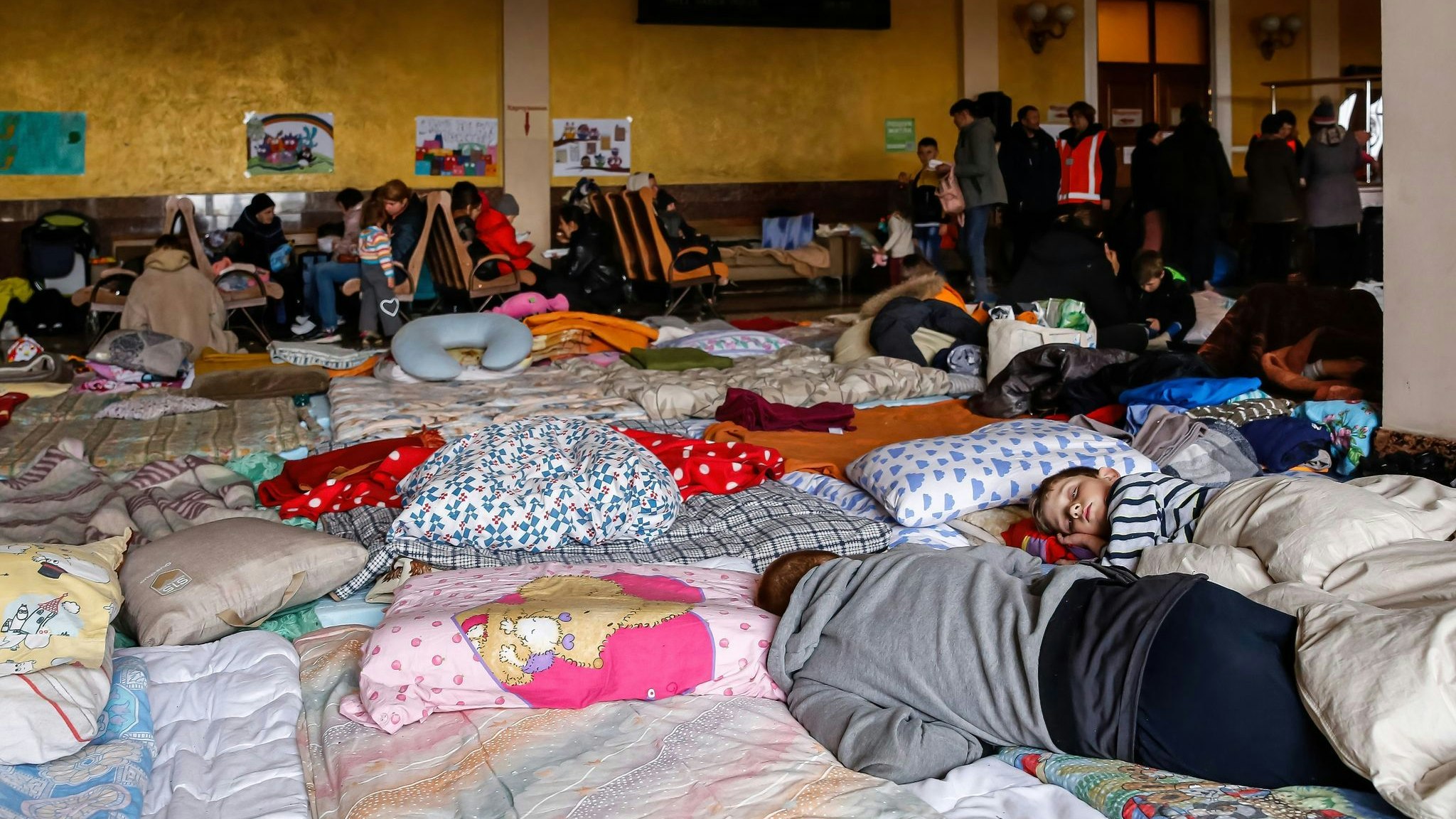 Ukrainische Flüchtlinge schlafen in einer provisorischen Unterkunft am Hauptbahnhof von Lwiw. Foto: dpa/Zarzycka/SOPA Images via ZUMA Press Wire