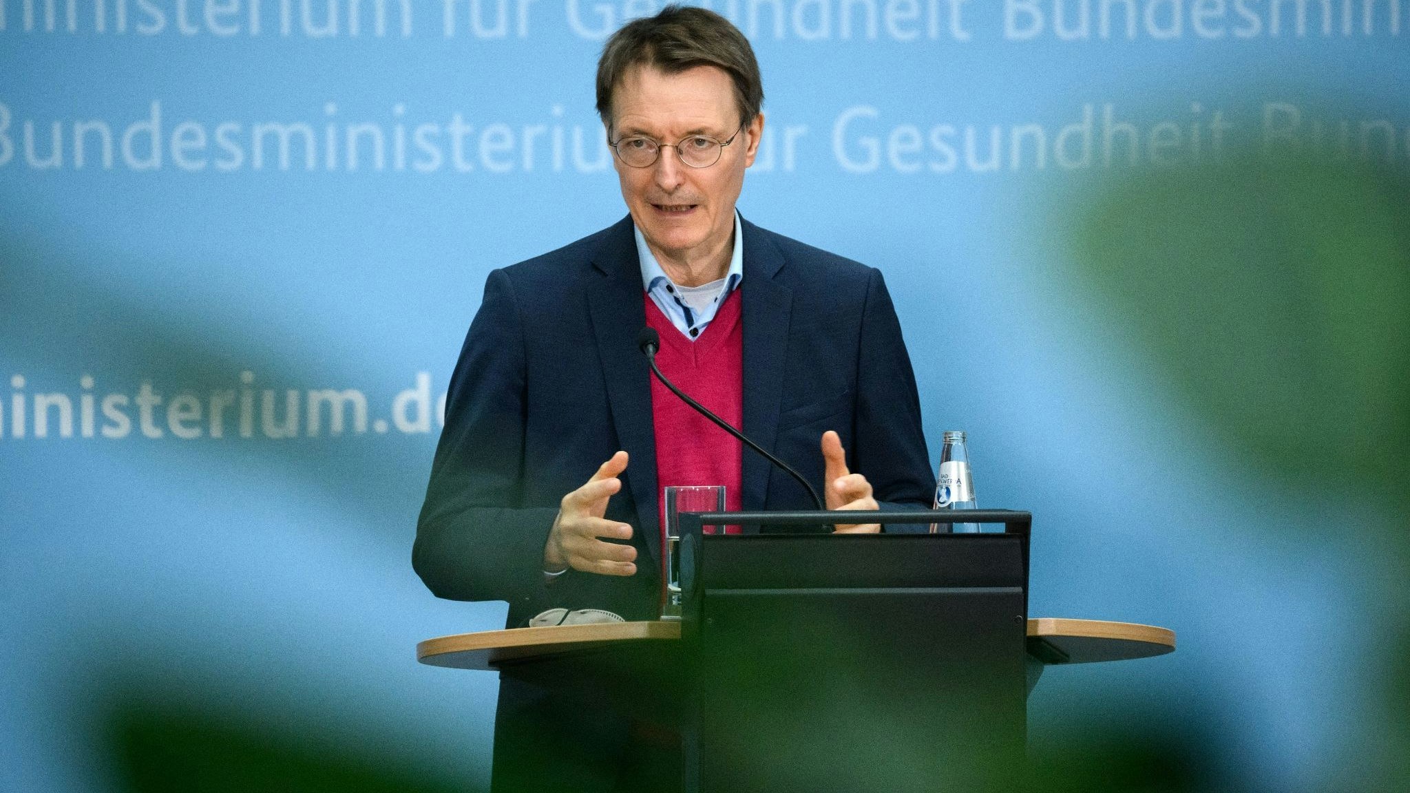 Bundesgesundheitsminister Karl Lauterbach (SPD) äußert sich bei einer Pressekonferenz zur aktuellen Corona-Lage. Foto: dpa/von Jutrczenka