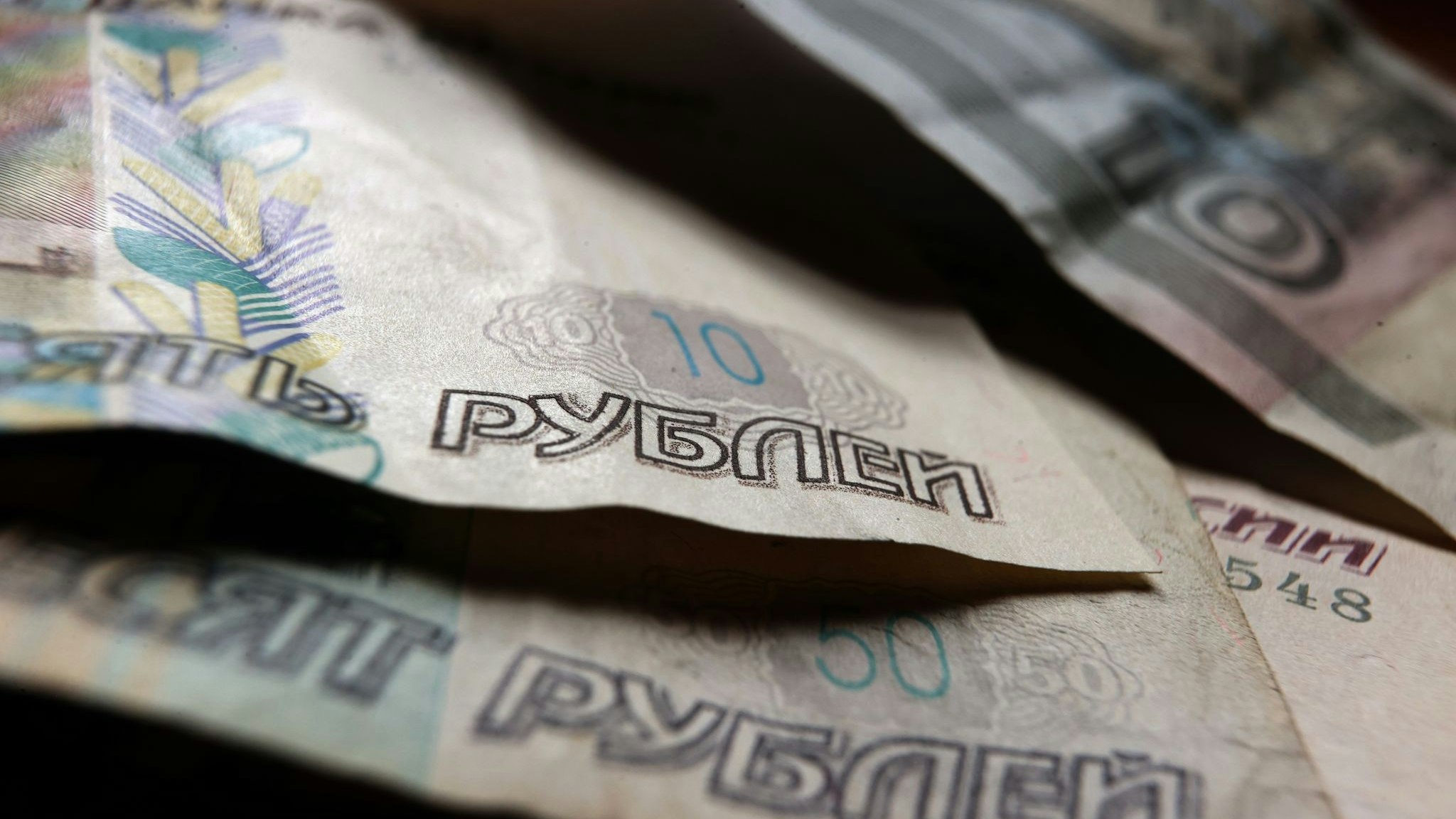 Rubel-Banknoten: Die russische Notenbank senkt den Leitzins. Foto: dpa/Hildenbrand