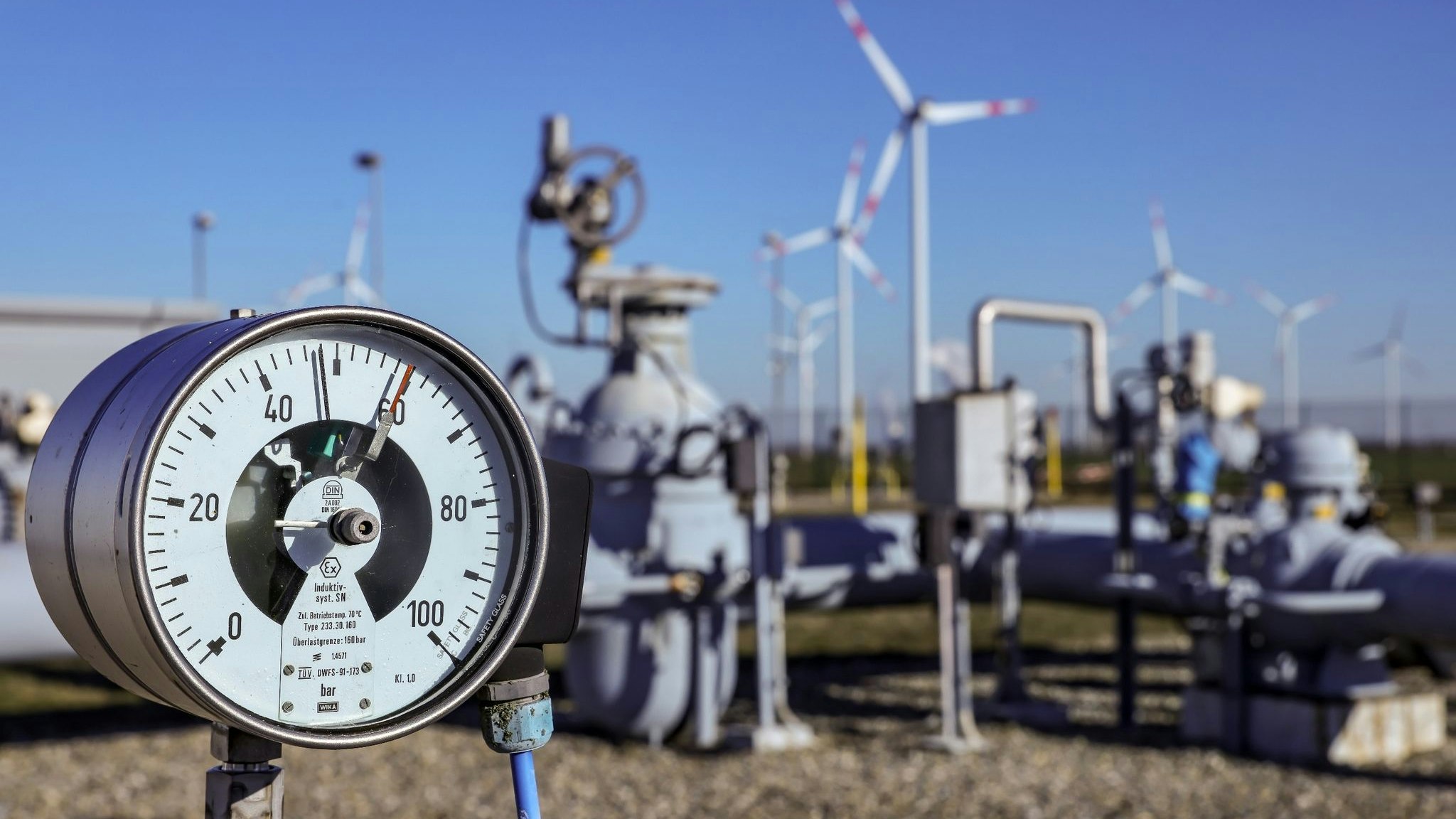 Ein Manometer zeigt den Druck im Erdgasnetz an – Kann Deutschland schon in diesem Jahr auf russische Gaslieferungen verzichten? Foto: dpa/Woitas
