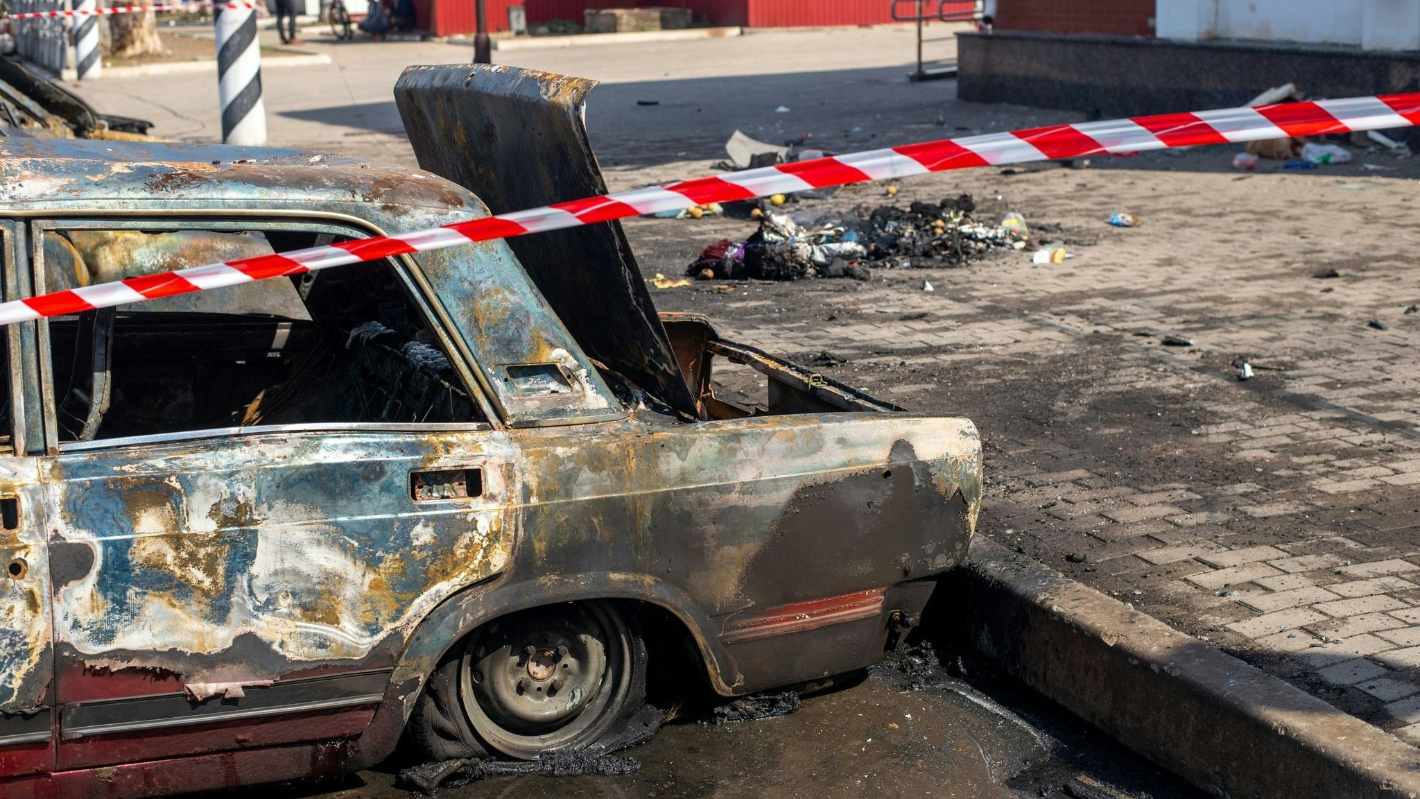 Ein völlig ausgebranntes Auto am Bahnhof von Kramatorsk. Bei einem Raketenangriff sind Dutzende Menschen getötet worden. Foto: Seth Sidney Berry/ZUMA/dpa
