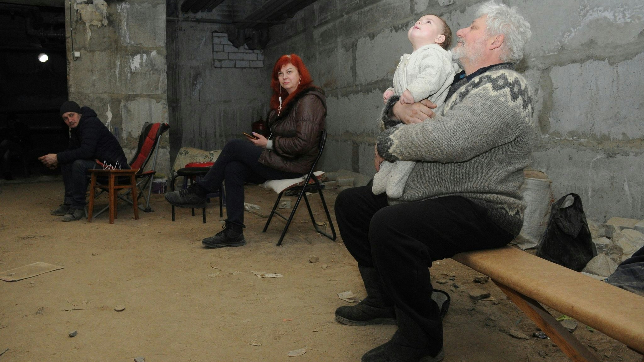 Im Keller eines Wohnhauses in Charkiw suchen diese Menschen Schutz vor Beschuss. Foto: dpa