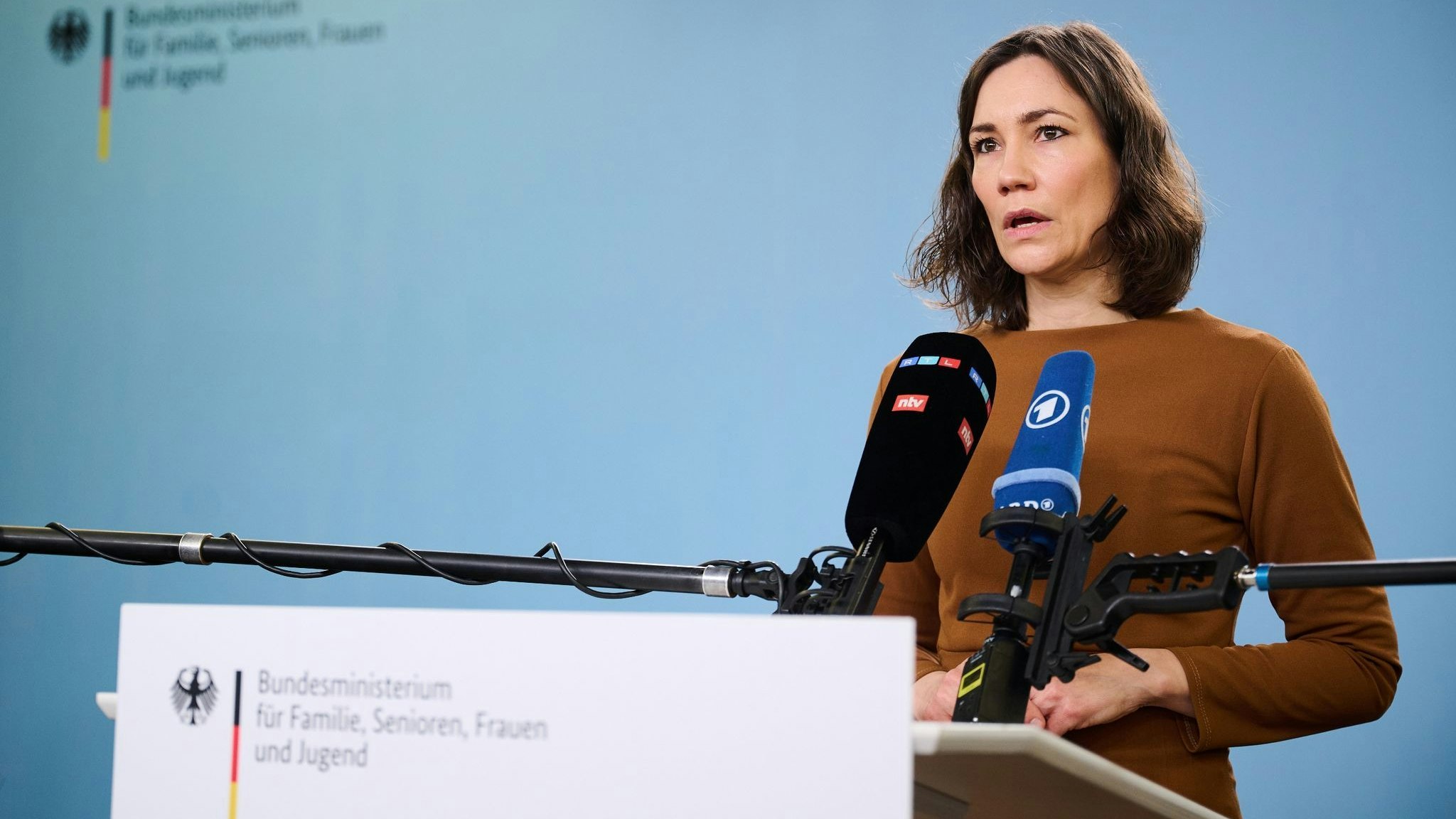 Bundesfamilienministerin Anne Spiegel äußert sich bei einem kurzfristig einberufenen Pressetermin in Berlin. Foto. dpa/Riedl